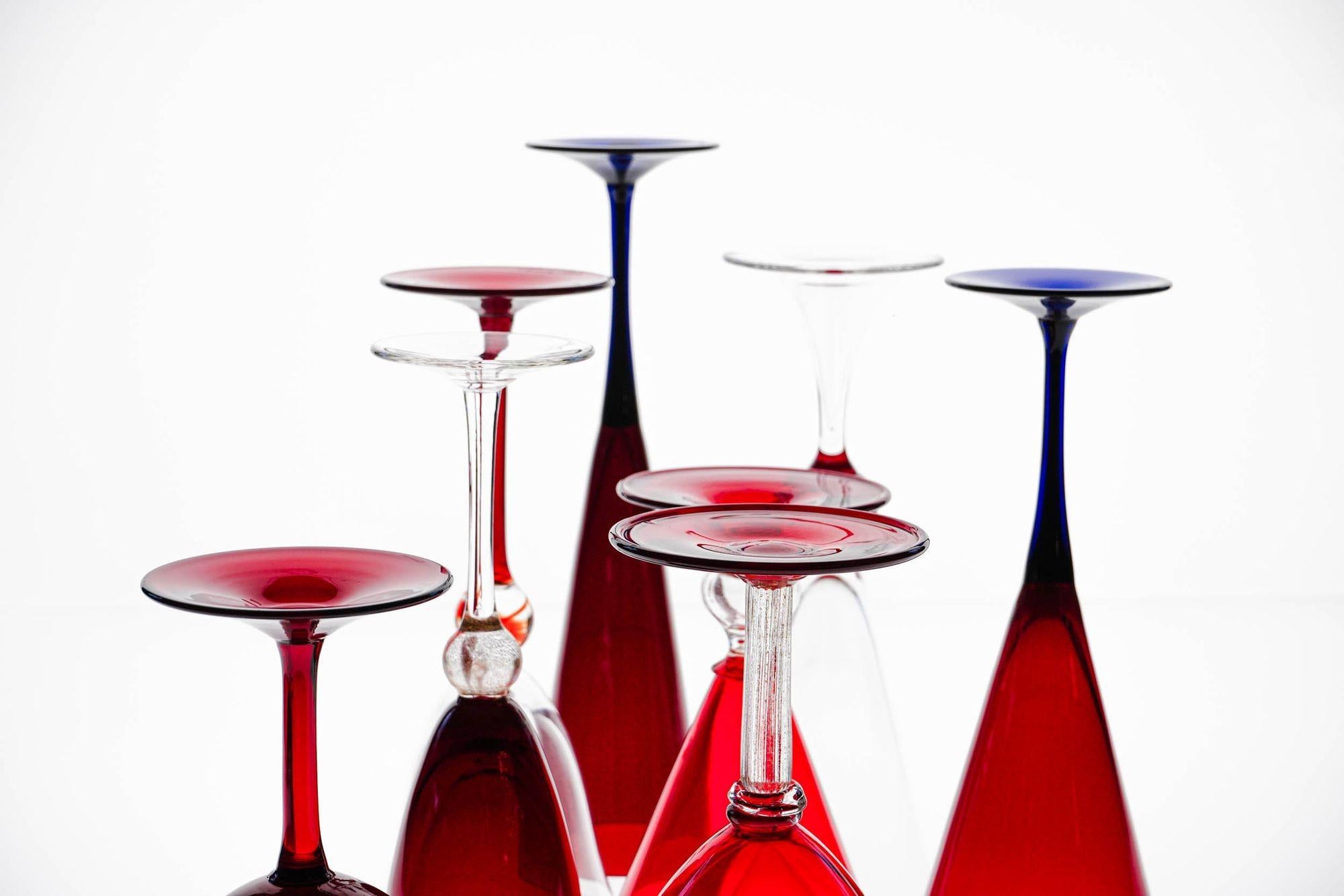 Ensemble éclectique rouge de 8 verres à pied Cenedese Murano, chacun avec un design différent en vente 10
