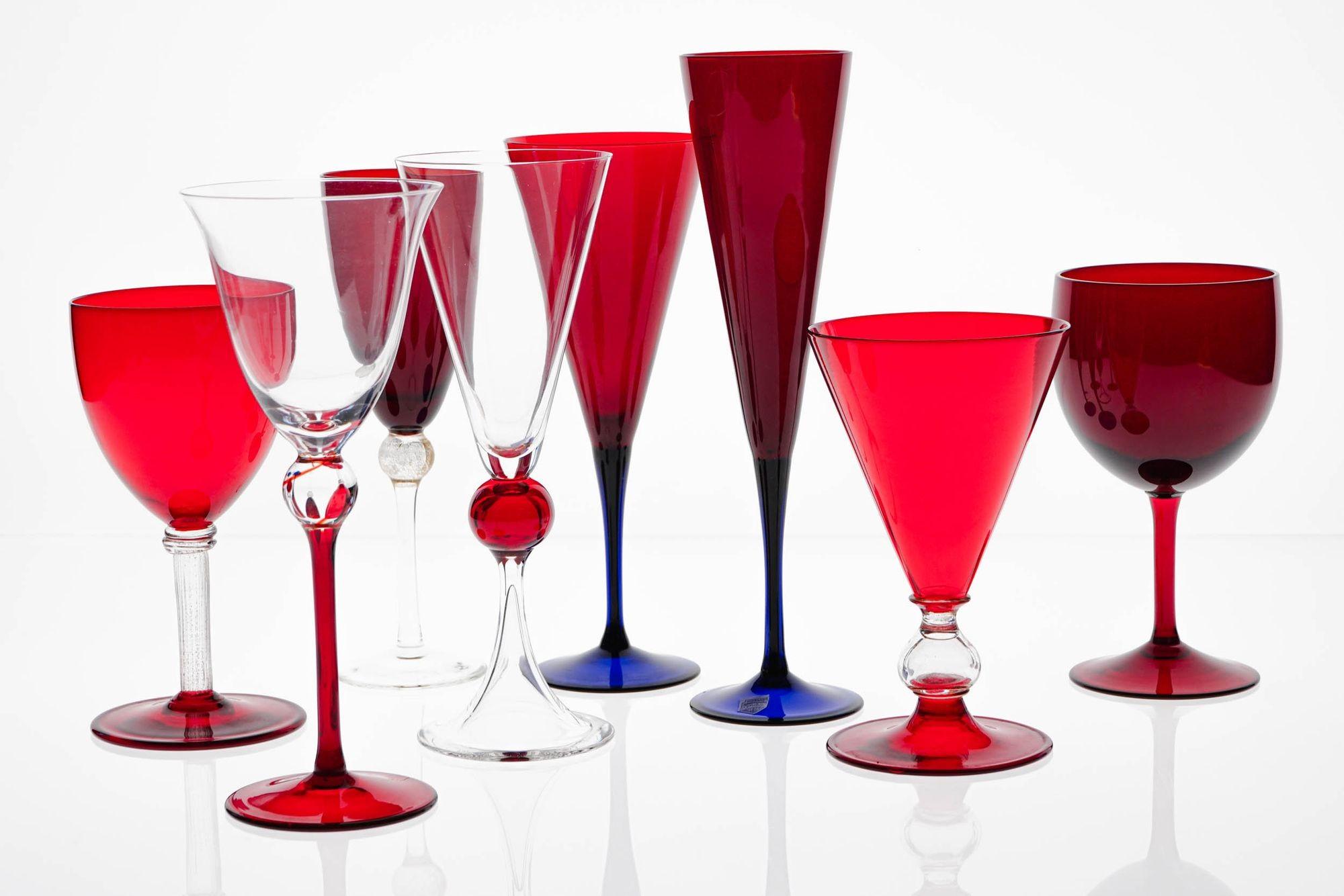 Mid-Century Modern Ensemble éclectique rouge de 8 verres à pied Cenedese Murano, chacun avec un design différent en vente