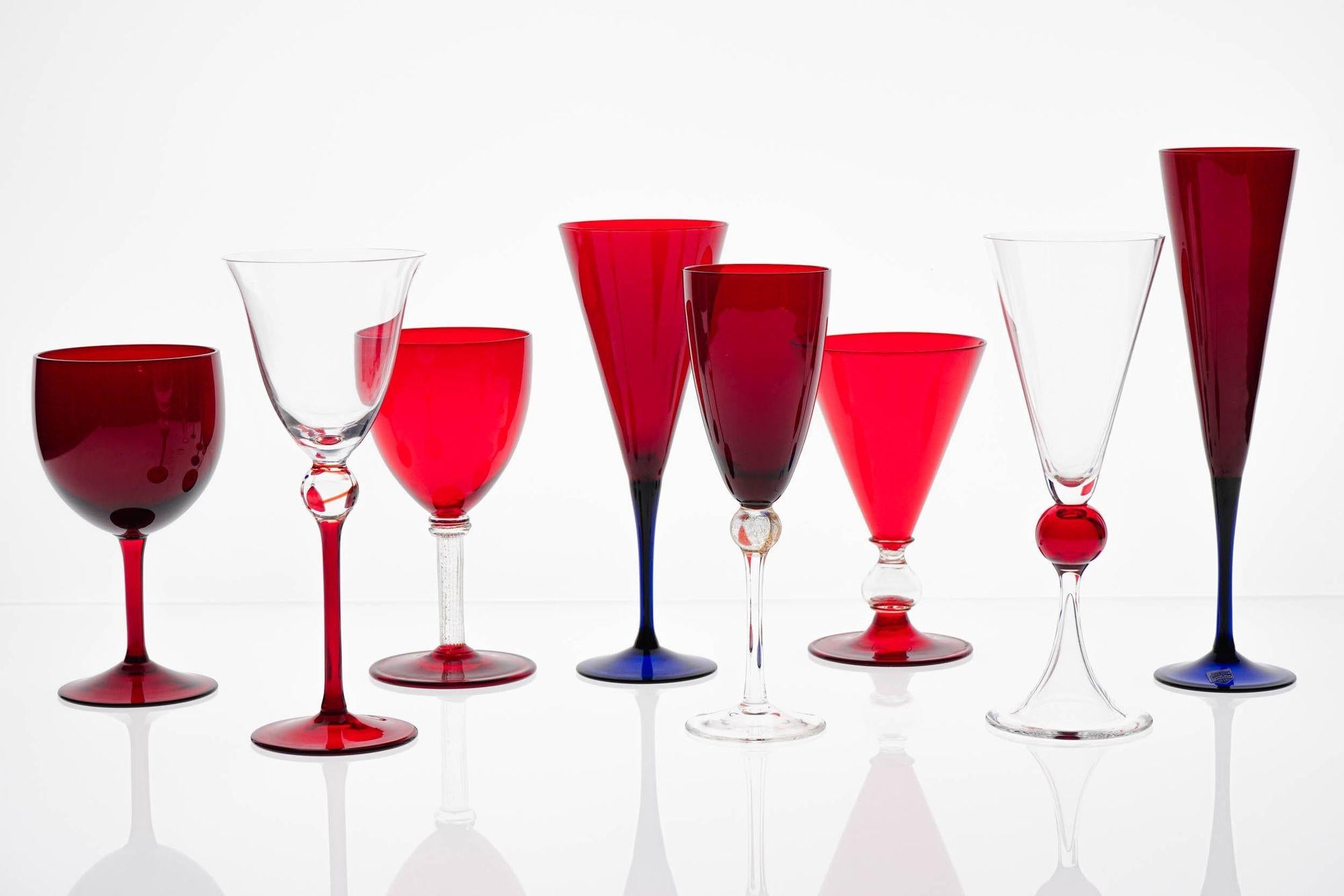 italien Ensemble éclectique rouge de 8 verres à pied Cenedese Murano, chacun avec un design différent en vente