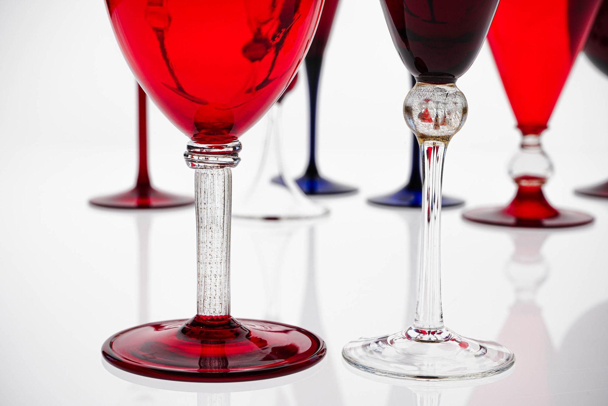 Ensemble éclectique rouge de 8 verres à pied Cenedese Murano, chacun avec un design différent Excellent état - En vente à Tavarnelle val di Pesa, Florence
