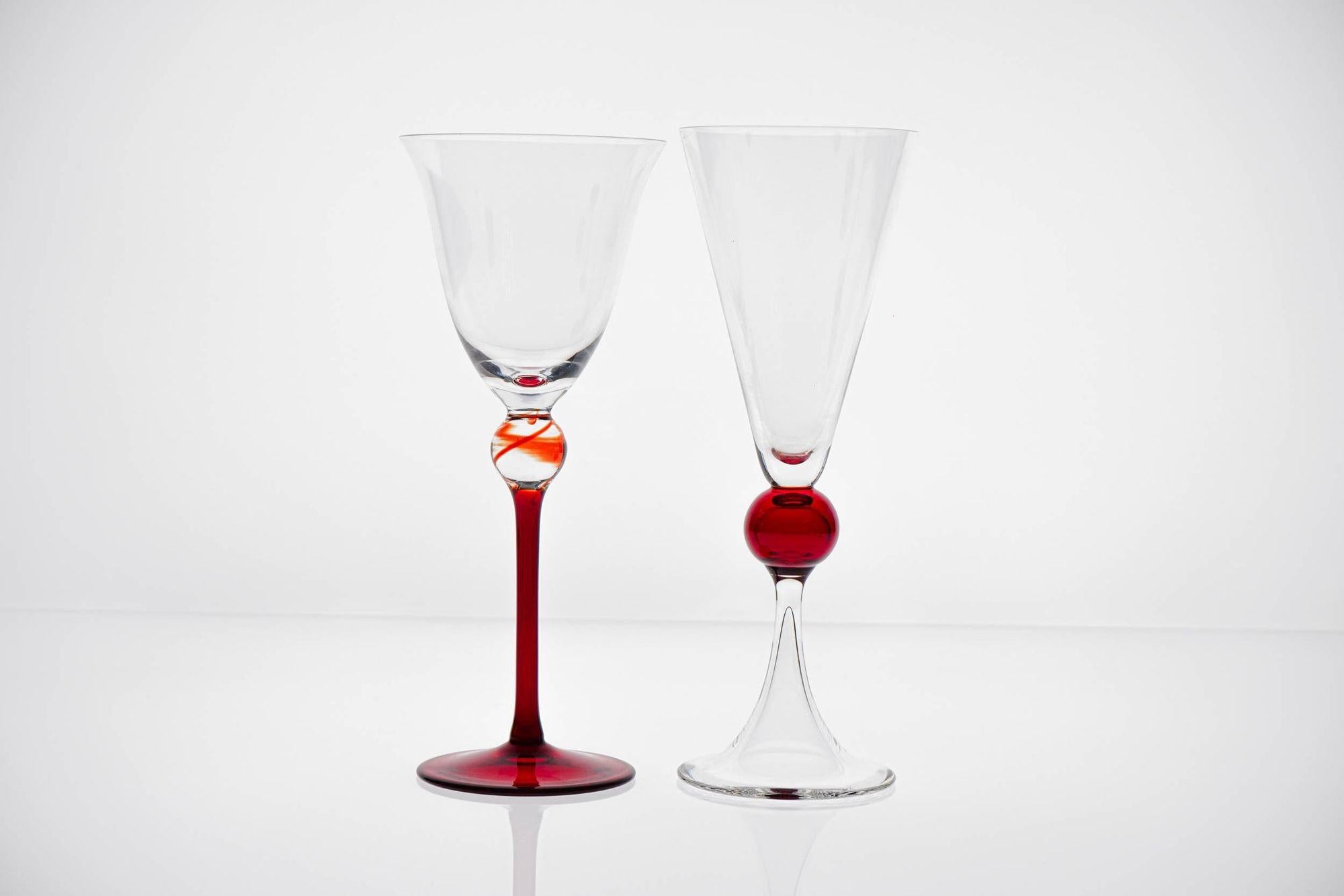 Milieu du XXe siècle Ensemble éclectique rouge de 8 verres à pied Cenedese Murano, chacun avec un design différent en vente