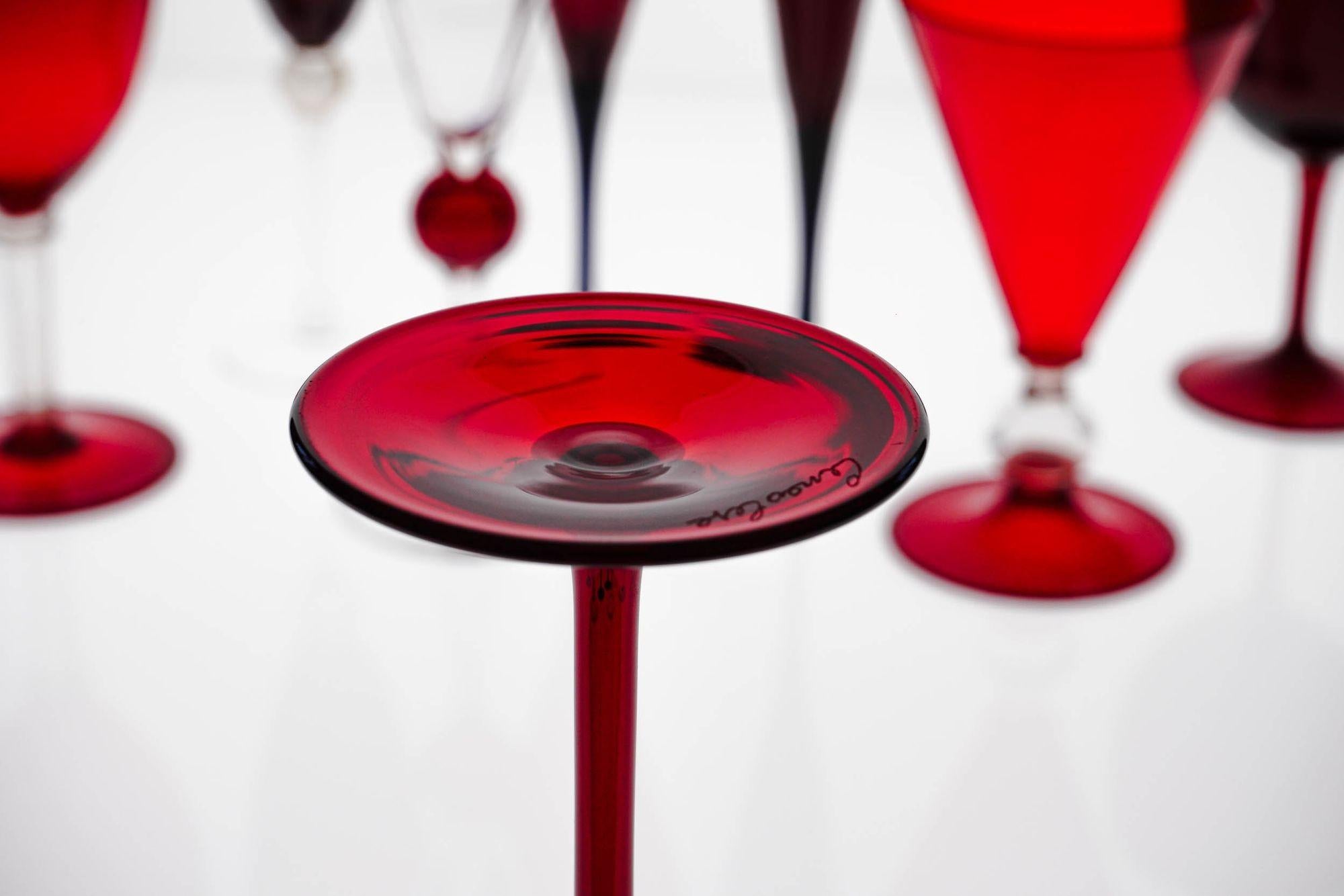 Verre Ensemble éclectique rouge de 8 verres à pied Cenedese Murano, chacun avec un design différent en vente