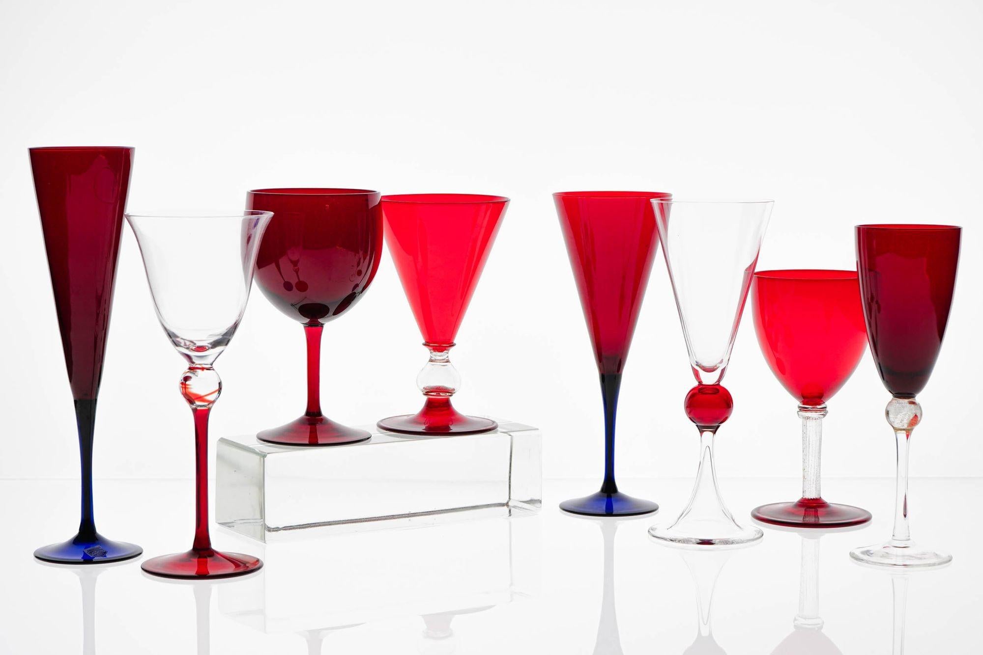 Ensemble éclectique rouge de 8 verres à pied Cenedese Murano, chacun avec un design différent en vente 1