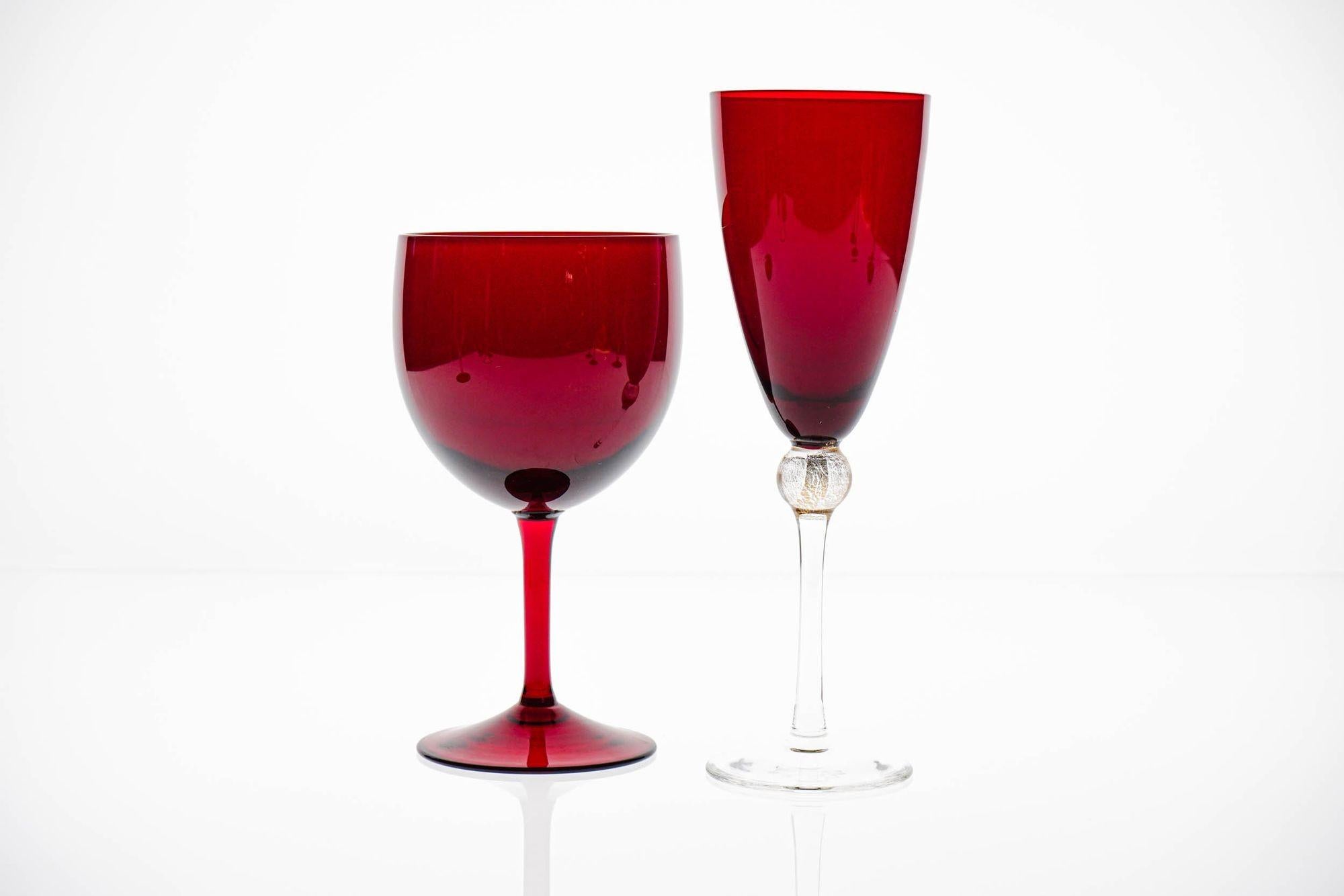 Ensemble éclectique rouge de 8 verres à pied Cenedese Murano, chacun avec un design différent en vente 2