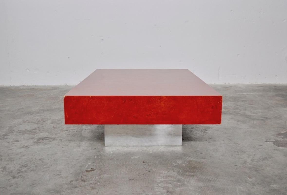 Coffee table Alfeo by Willy Rizzo for Mario Sabot, Italy 1970s, in red elm root wood lacquered with parts and details in polished steel. Rare coffee and cocktail table of 1970s Italian design.