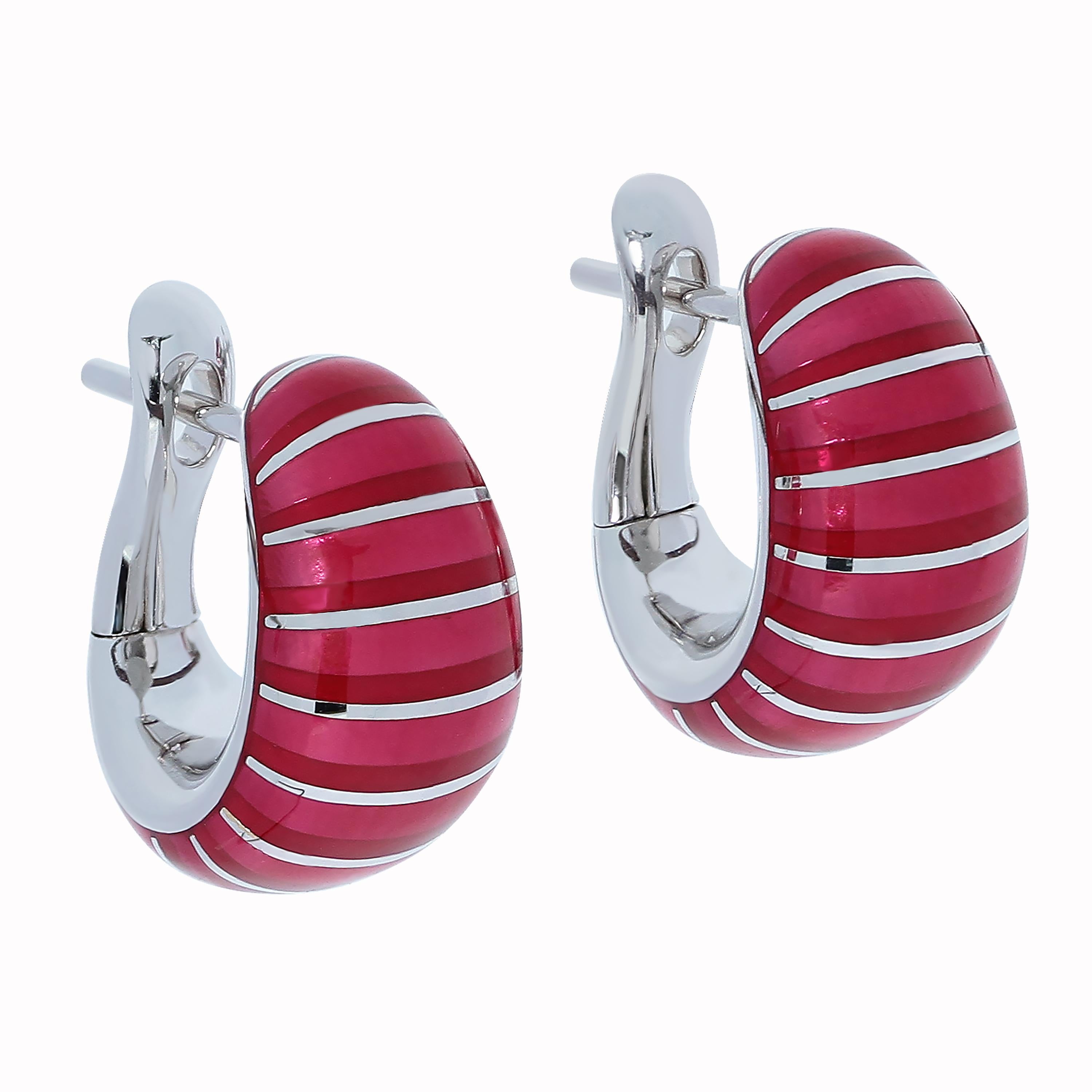 Boucles d'oreilles en or blanc 18 carats avec émail rouge
Explorez les combinaisons infinies de la Collection Saléidoscope. Il s'agit de mélanger et d'assortir ! Regardez de plus près ces boucles d'oreilles spectaculaires. Fabriqué en or blanc 18