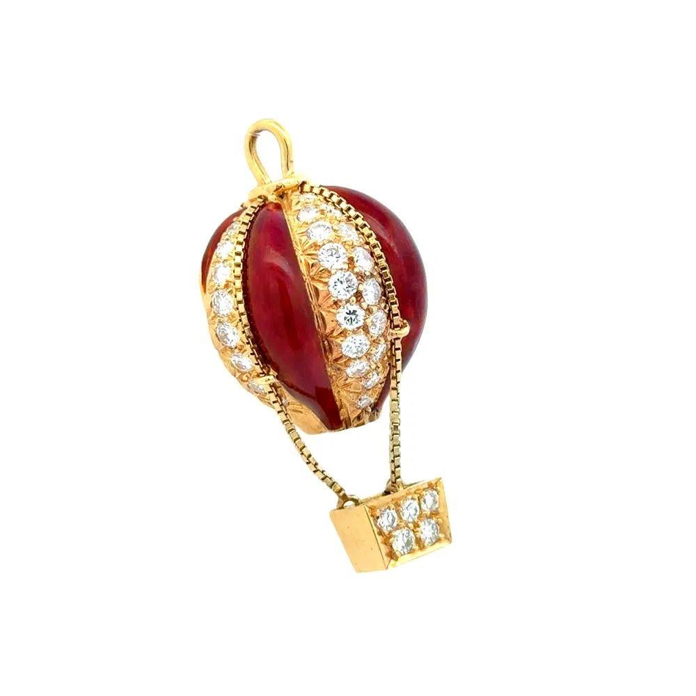 Sencillamente hermoso Colgante de Esmalte Rojo Articulado Globo Aerostático y Diamantes de Oro Impresionante Vintage. Engastada a mano con 1,42 tcw de diamantes talla brillante redondos en montura de oro amarillo de 18 quilates hecha a mano. Mide