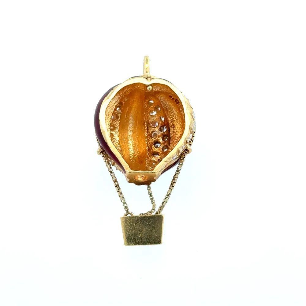 Colgante vintage de oro con globo aerostático articulado de esmalte rojo y diamantes Corte brillante en venta