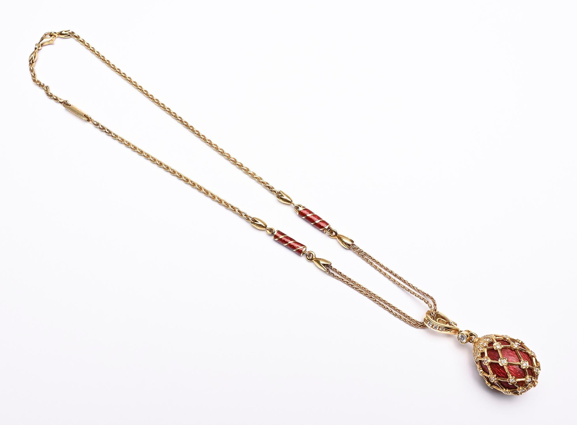 Una collana versatile e insolita che può essere indossata in due modi diversi. Il ciondolo a forma di uovo può essere sospeso dalla catena d'oro o facilmente rimosso per avere una catena d'oro con due maglie di smalto avvolte d'oro. La catena è