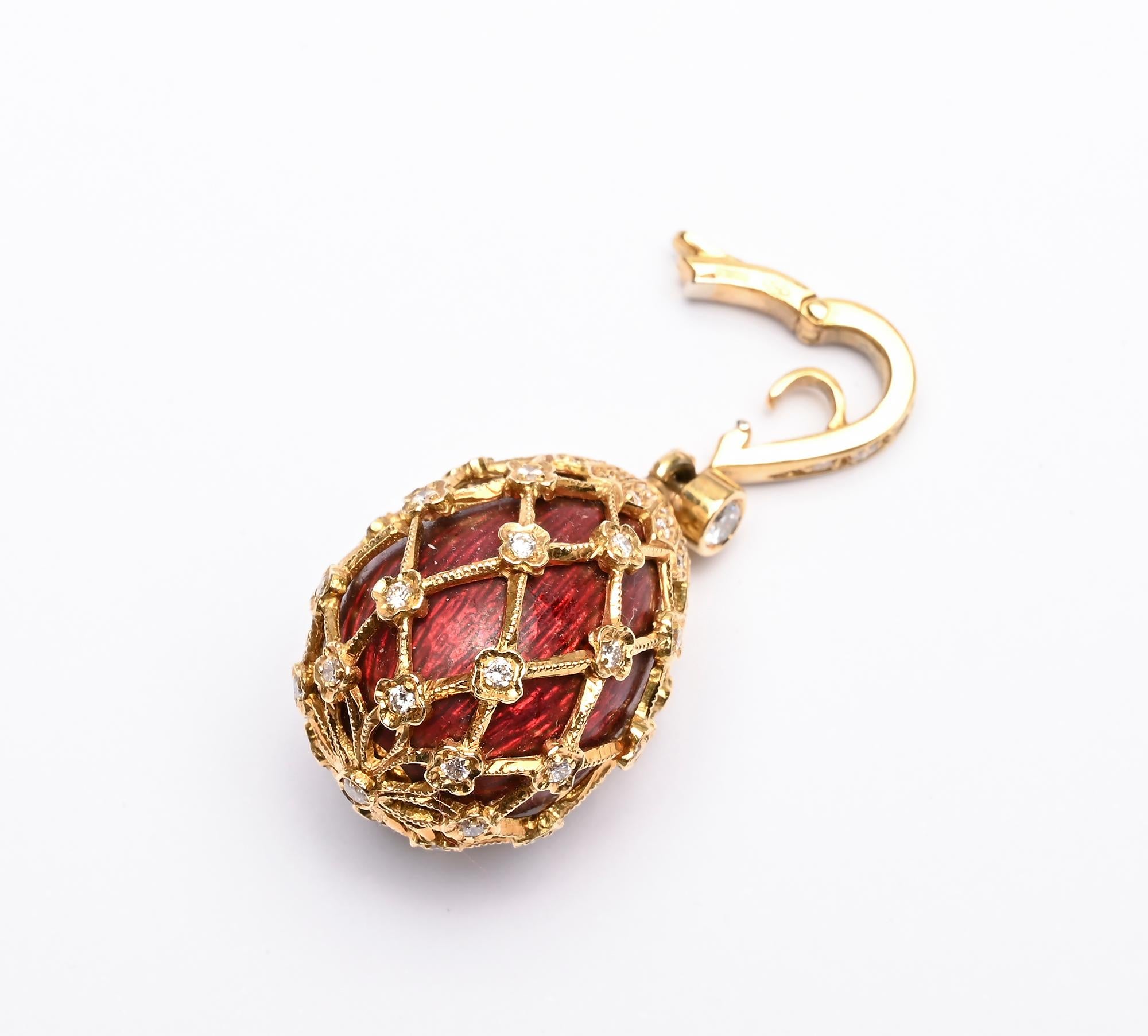 Taglio misto Collana con ciondolo a forma di pera in smalto rosso e diamanti in vendita