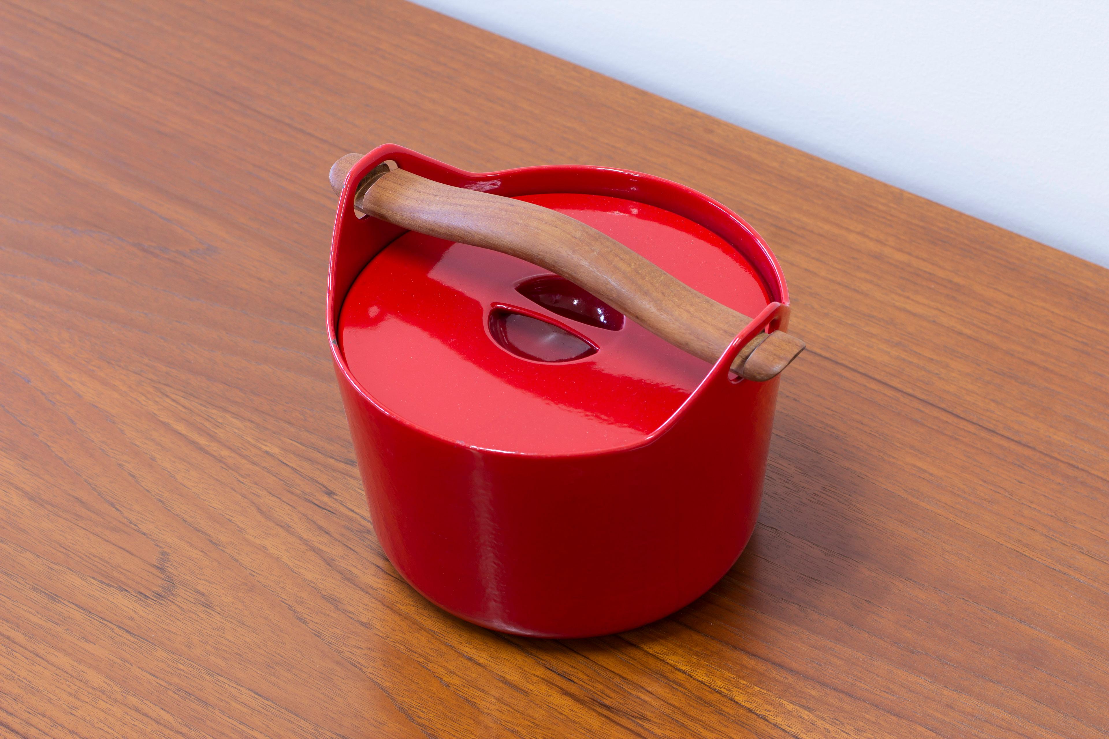 Scandinavian Modern Red enamel cassrole by Timo Sarpaneva. Made in Finland by Rosenlew ca 1960-70s For Sale