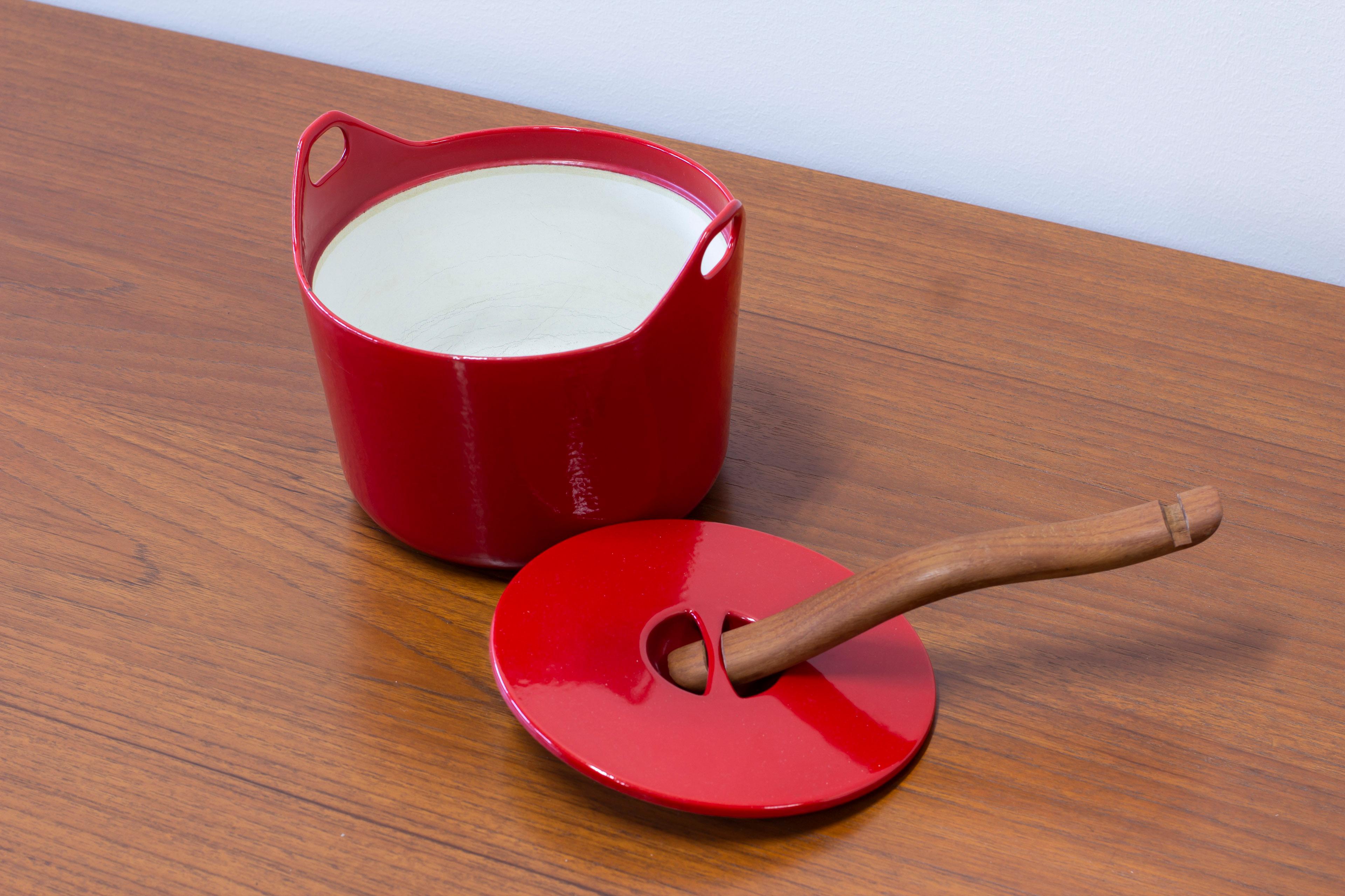 Finnish Red enamel cassrole by Timo Sarpaneva. Made in Finland by Rosenlew ca 1960-70s For Sale