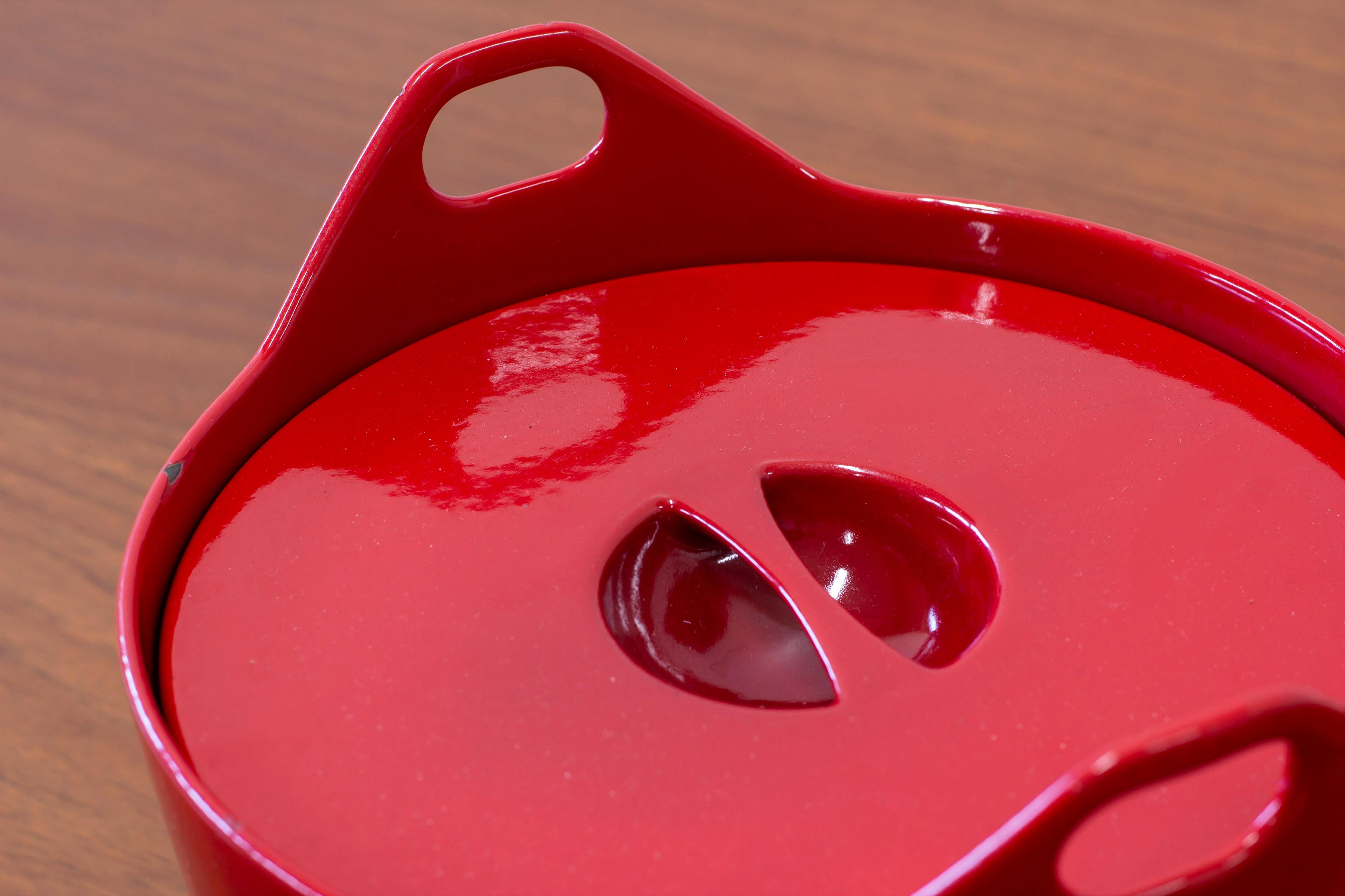 Mid-20th Century Red enamel cassrole by Timo Sarpaneva. Made in Finland by Rosenlew ca 1960-70s For Sale