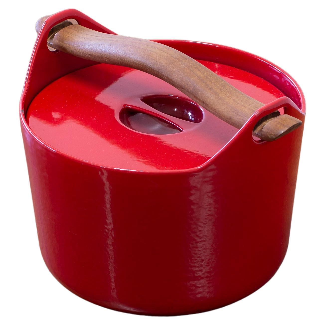 Red enamel cassrole by Timo Sarpaneva. Made in Finland by Rosenlew ca 1960-70s For Sale