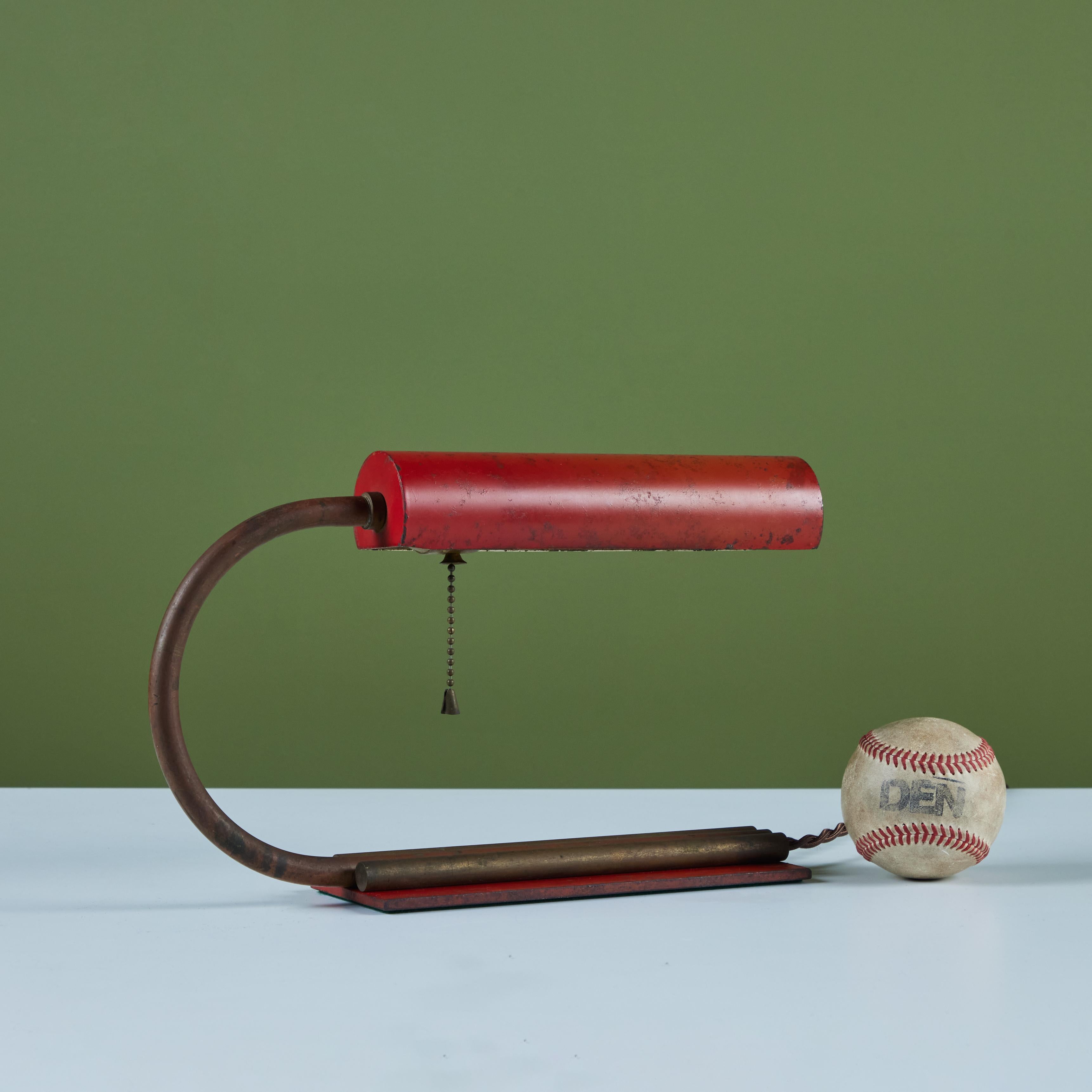 Schreibtischlampe aus roter Emaille im Stil von Gilbert Rohde (Moderne) im Angebot
