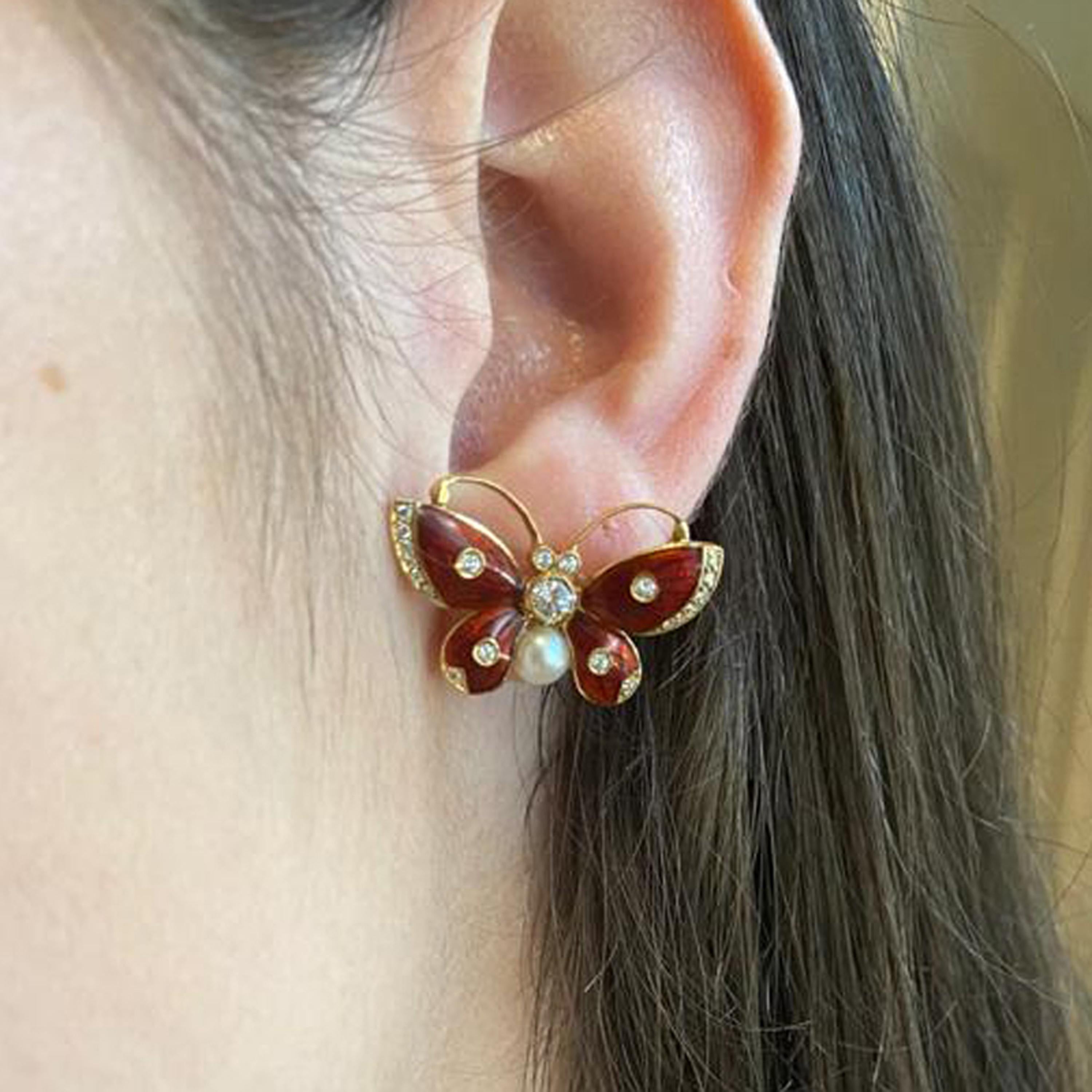 Ein Paar moderne Schmetterlingsohrringe aus roter Guilloche-Emaille, besetzt mit 0,50 Karat runden Diamanten im Brillantschliff und je einer Perle, montiert in Gelbgold, mit Stiften und Schmetterlingsbeschlägen.