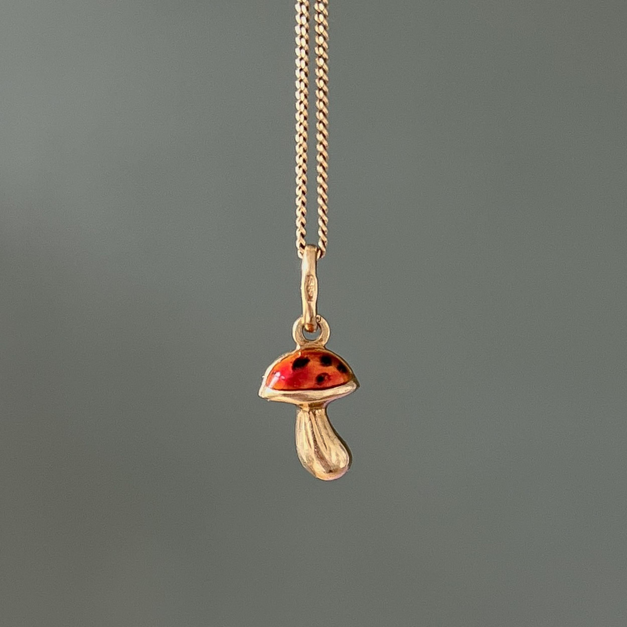 A lovely vintage colorful toadstool charm created with red enamel and black dots on both sides. This three-dimensional toadstool is crafted in 14 karat gold and a great addition to any charm bracelet or necklace. Autumn is just around the