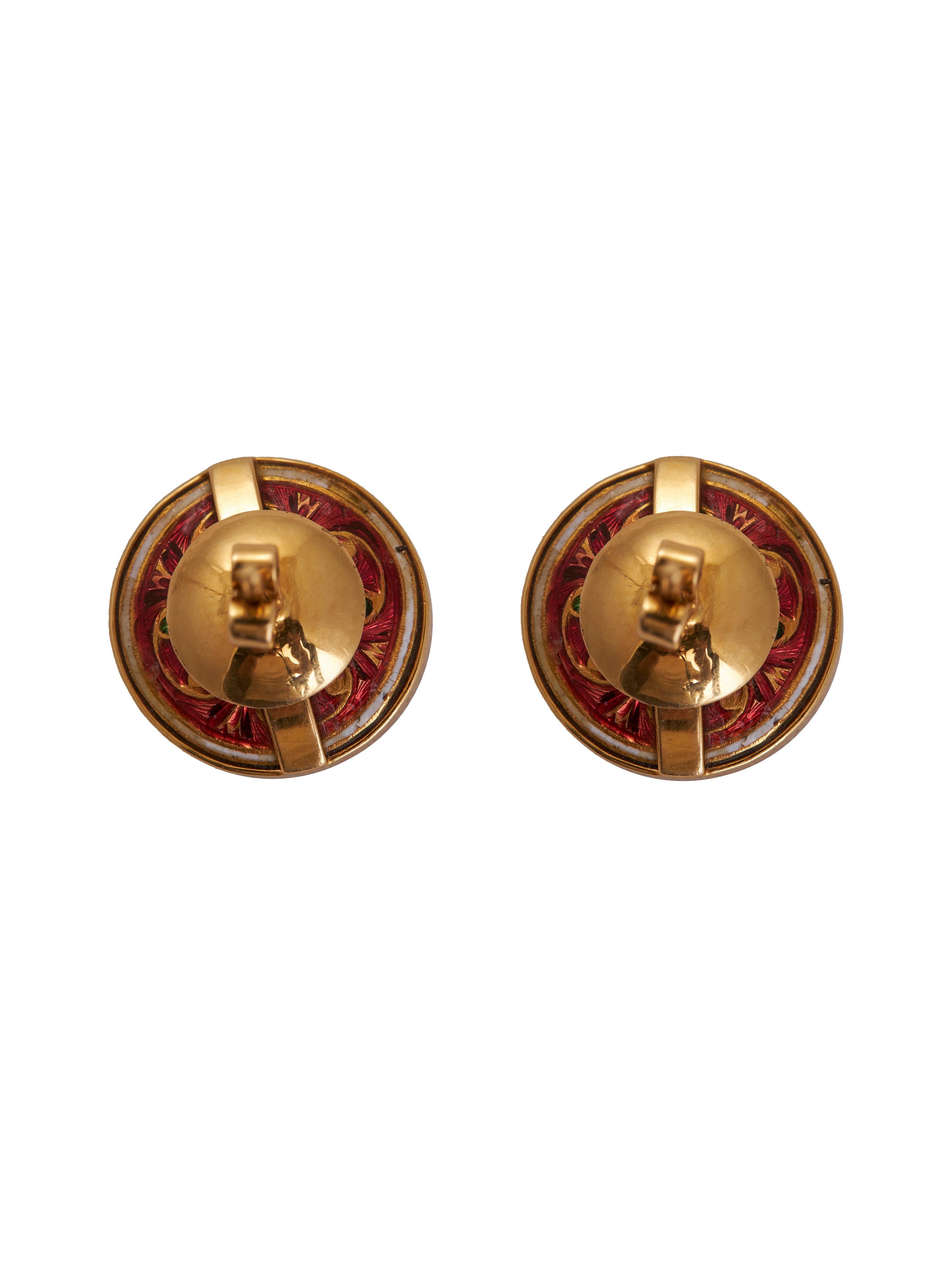 Estos pendientes de esmalte rojo y diamantes en bruto son una cautivadora mezcla de artesanía tradicional y elegancia atemporal. Con un peso total de 12,950 g, estos impresionantes pendientes presentan 4,55 g de oro de 18 quilates y 8,40 g de