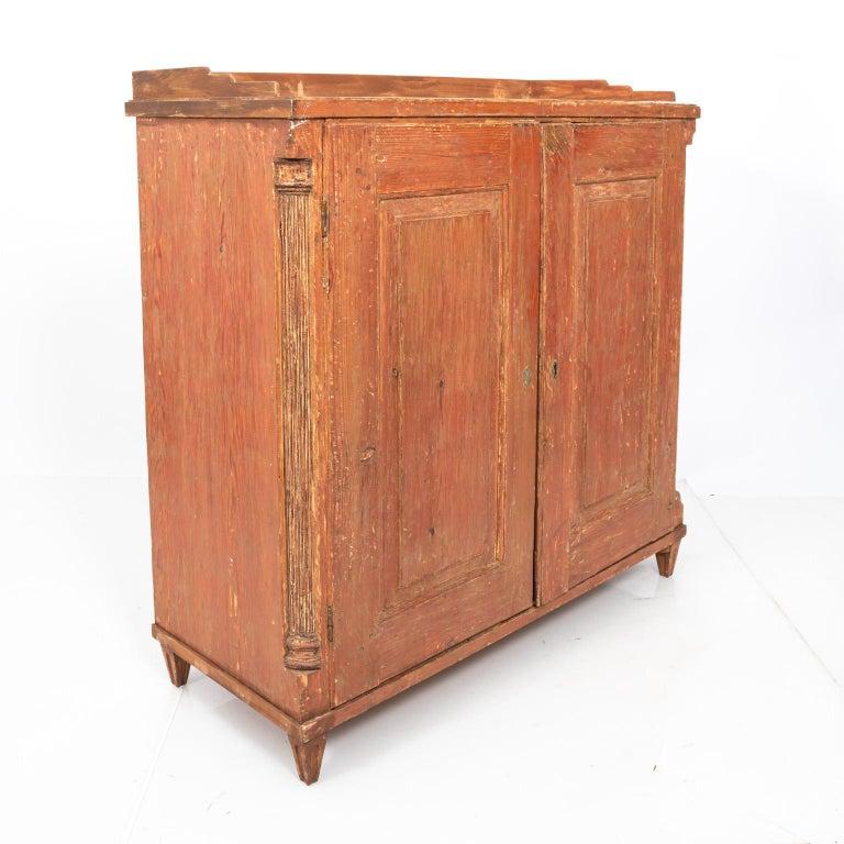 Antique English Country Buffet Cabinet with Original Red Paint In Good Condition For Sale In South Salem, NY