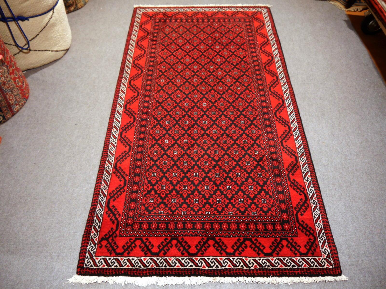 Vintage-Stammesteppich in Schwarz, Rot und Elfenbein.

Die Turkmenen oder Turkomanen siedeln in Dörfern in Afghanistan und Turkmenistan nahe der persischen Grenze. Ihr Ursprung ist das Nomadenvolk, aber die meisten Mitglieder der Stämme haben sich