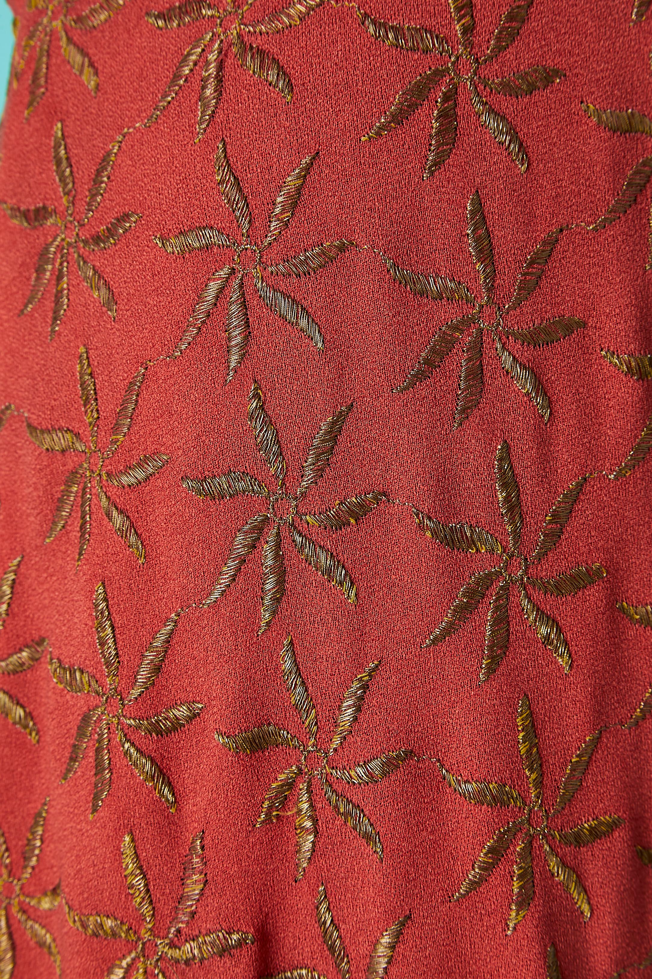 Robe du soir en crêpe rouge et broderie en fil de lurex doré Circa 1930  Bon état - En vente à Saint-Ouen-Sur-Seine, FR