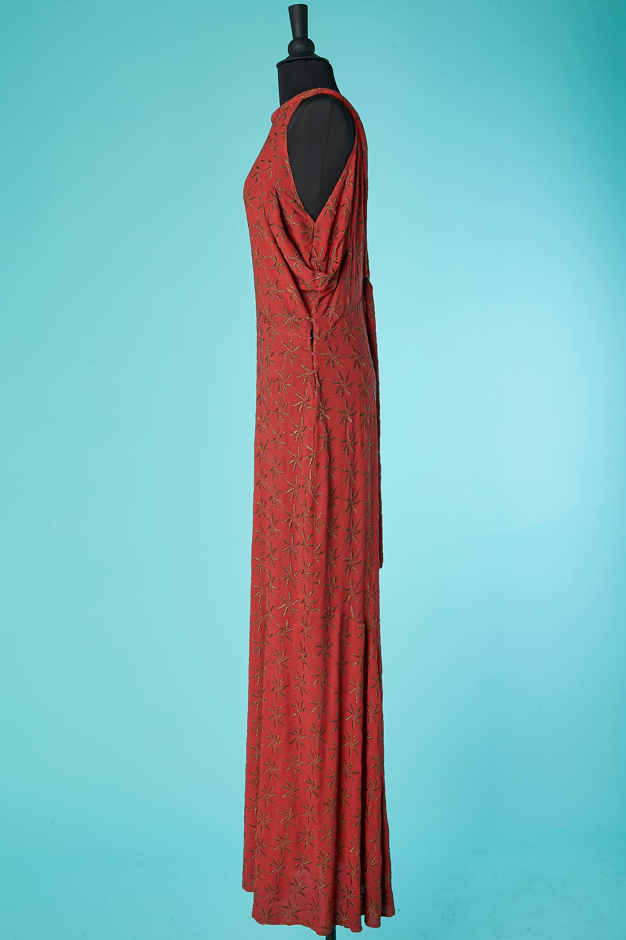 Robe du soir en crêpe rouge et broderie en fil de lurex doré Circa 1930  Pour femmes en vente