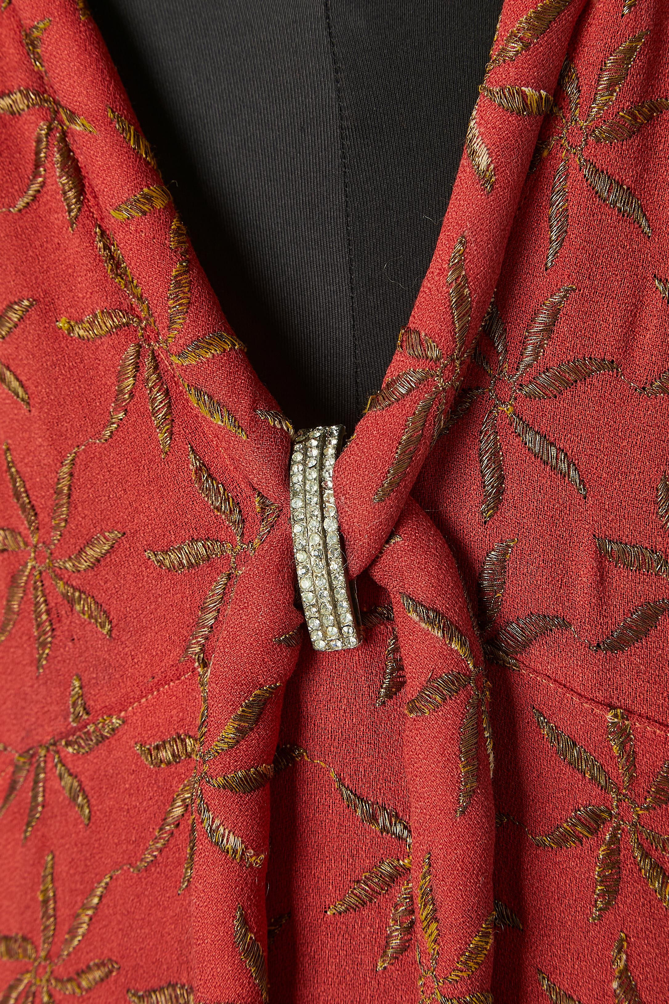 Robe du soir en crêpe rouge et broderie en fil de lurex doré Circa 1930  en vente 2