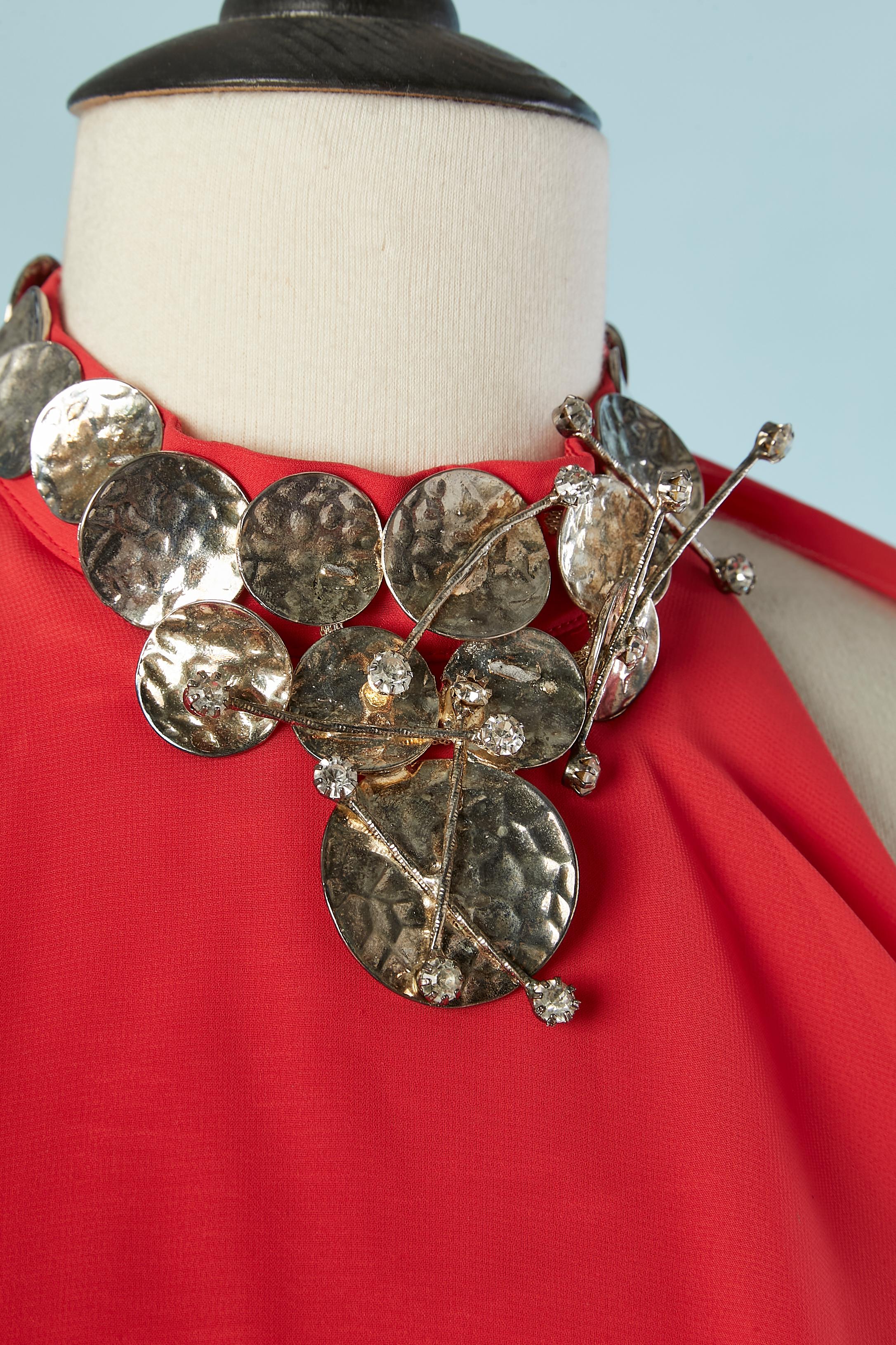 Vestido de noche rojo con collar de metal plateado y pedrería. Composición del tejido principal: Poliéster. Forro: poliéster satinado.
Cremallera y corchete en el lado izquierdo. Sujetador acolchado. 2 