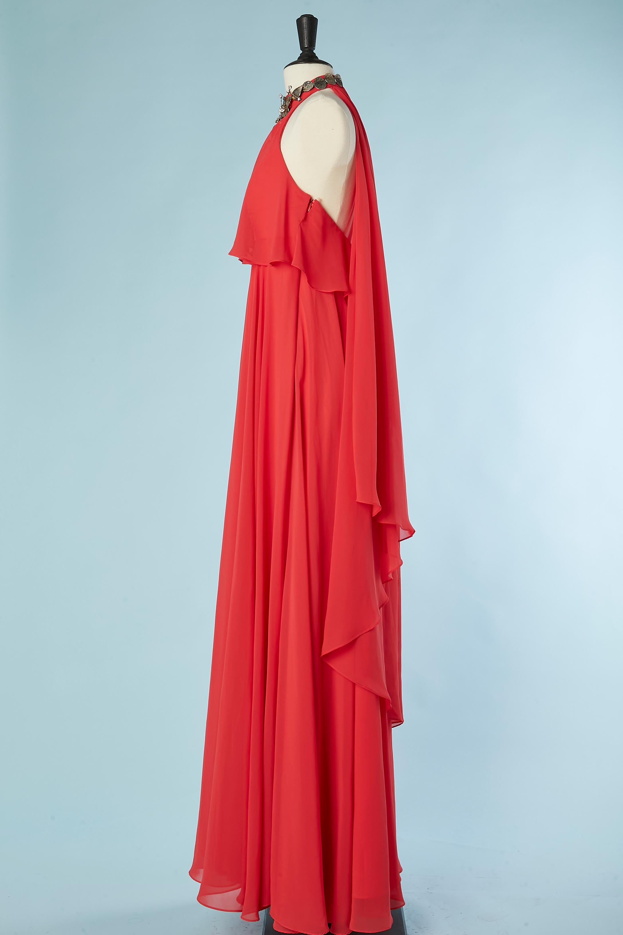 Rotes Abendkleid mit silbernem, metalbesetztem Gai Mattiolo rotem Teppich  Damen im Angebot