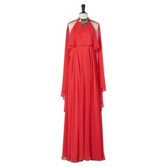 Rotes Abendkleid mit silbernem, metalbesetztem Gai Mattiolo rotem Teppich