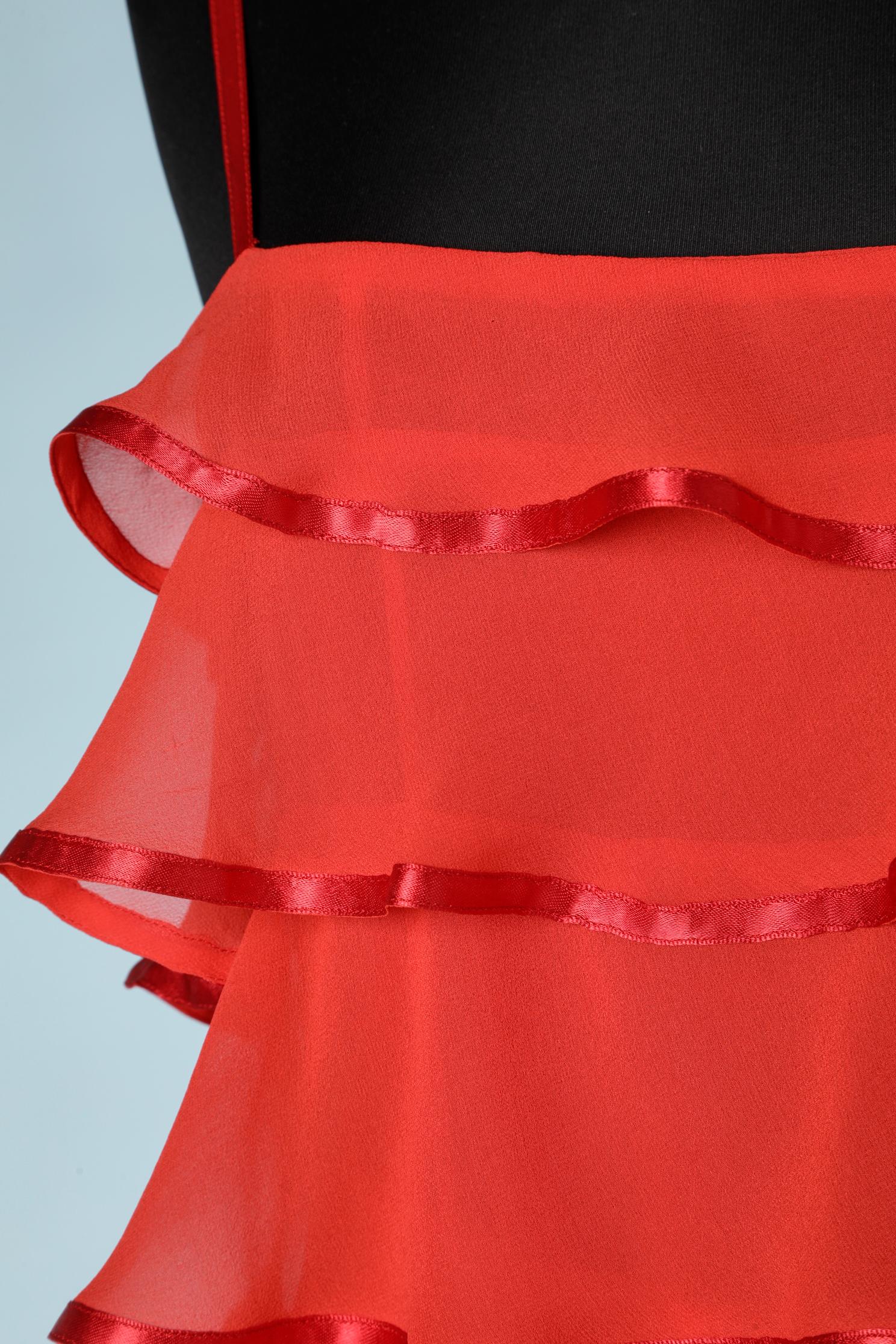 Robe du soir en mousseline de soie rouge avec volants et bordures en ruban de satin. Doublure en mousseline de soie. 
Fermeture à glissière et crochet au milieu du dos. 
TAILLE M 