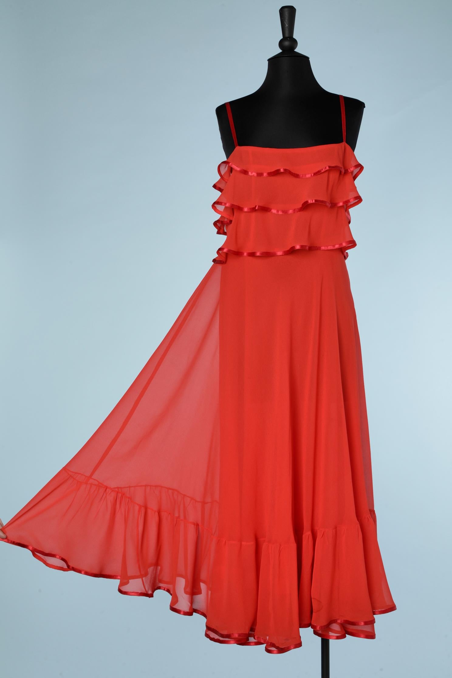 Rouge Robe de soirée en mousseline de soie rouge avec volants et bordure en ruban de satin des années 1980 en vente