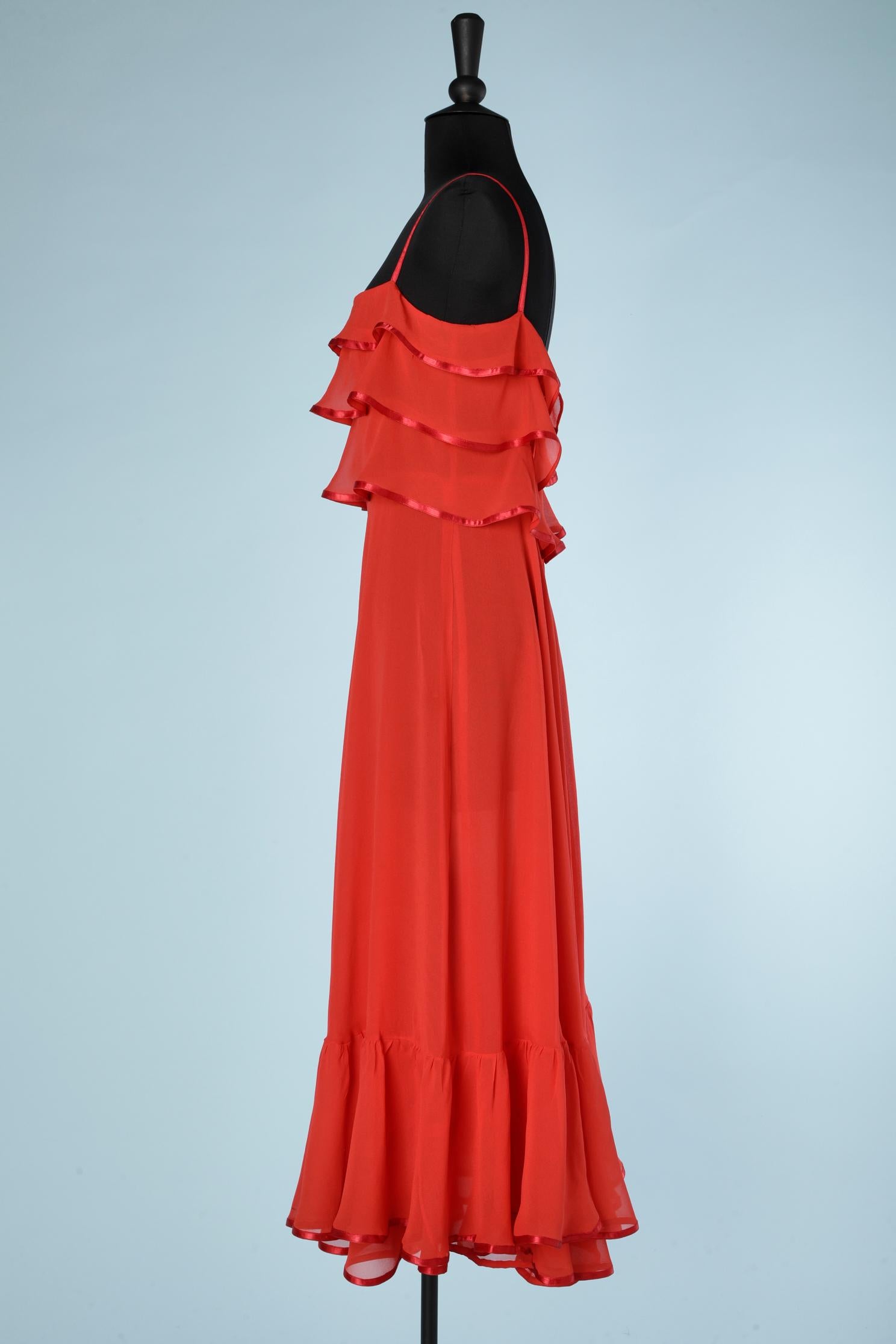 Robe de soirée en mousseline de soie rouge avec volants et bordure en ruban de satin des années 1980 Excellent état - En vente à Saint-Ouen-Sur-Seine, FR