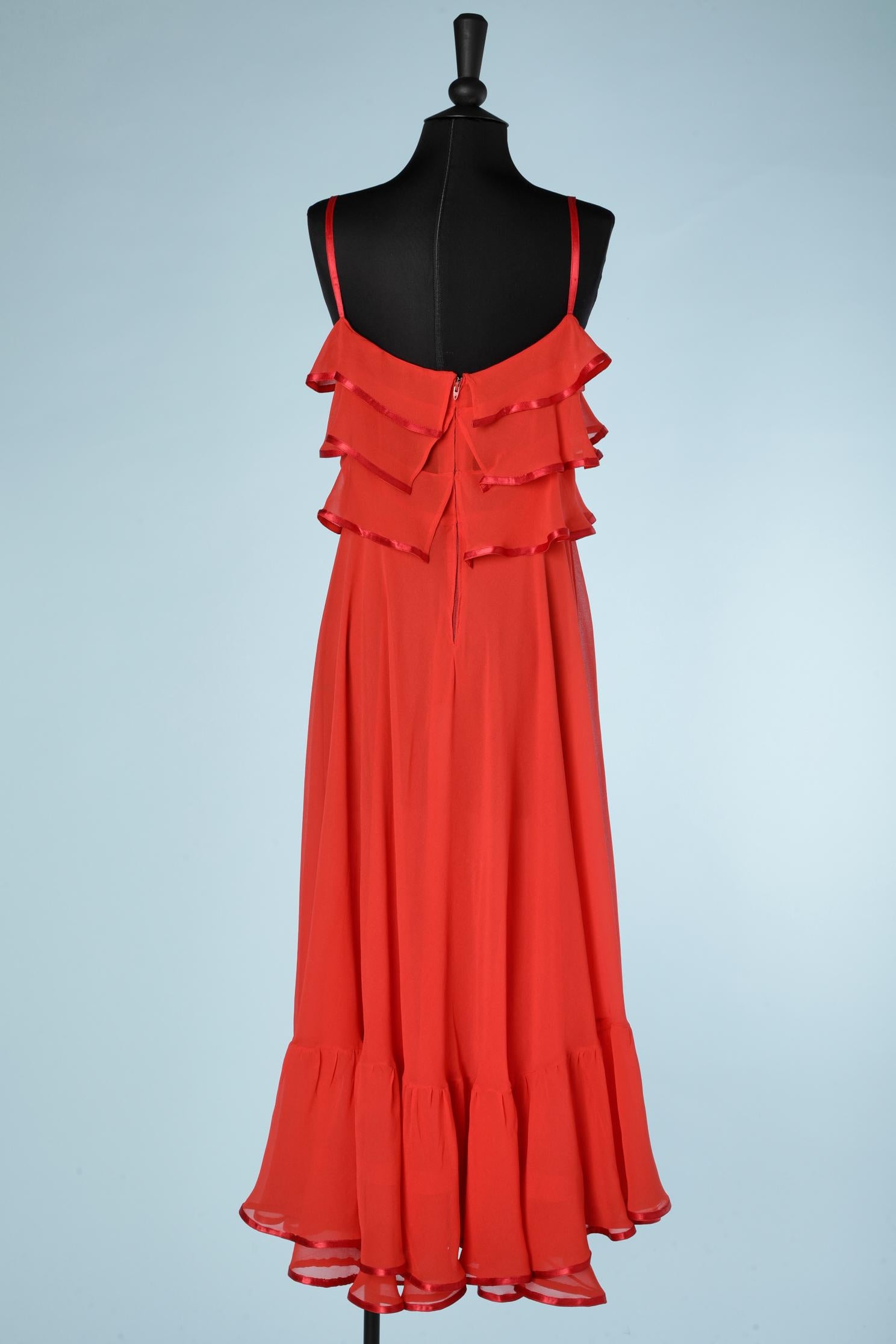 Robe de soirée en mousseline de soie rouge avec volants et bordure en ruban de satin des années 1980 Pour femmes en vente