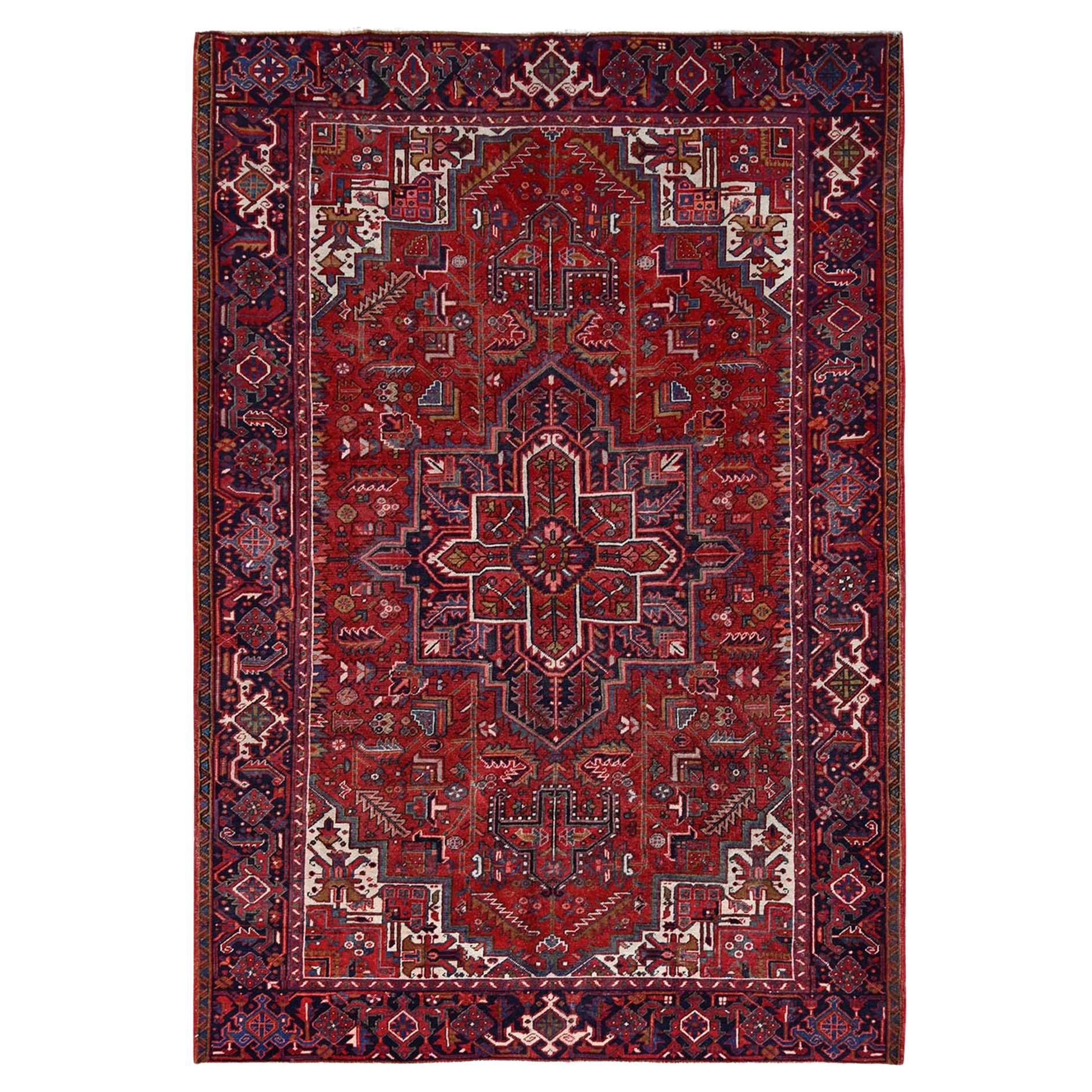 Roter handgeknüpfter Vintage persischer Heriz-Teppich aus reiner Wolle im Used-Look, Abend-Look, Distressed Feel
