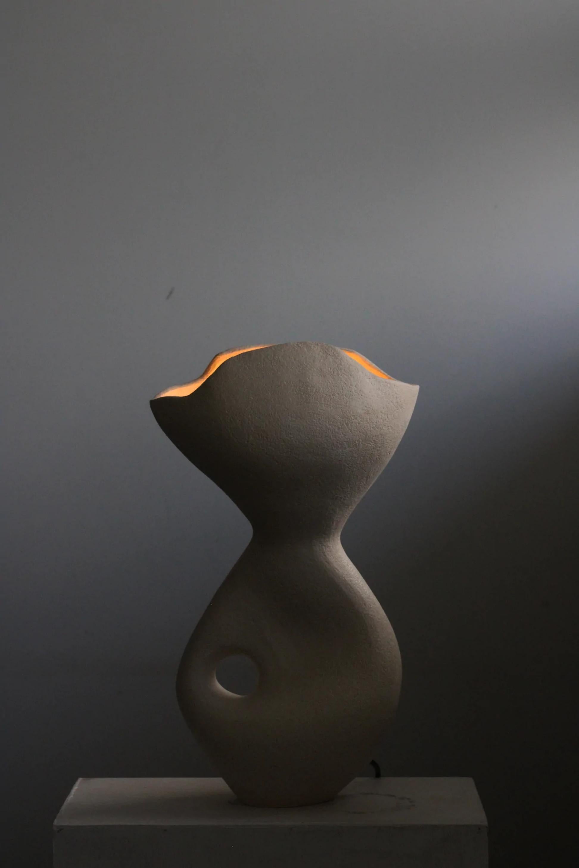 Rote Exo-Lampe von Abid Javed
Abmessungen: D 25 x 50 cm (Maße sind variabel)
MATERIALEN: Steingut-Keramik
Mehrere Tonfarben und Größenoptionen.

Gewickelte Hohlform mit einer unglasierten Keramikoberfläche. Glühbirne optional.
 Alle unsere Lampen