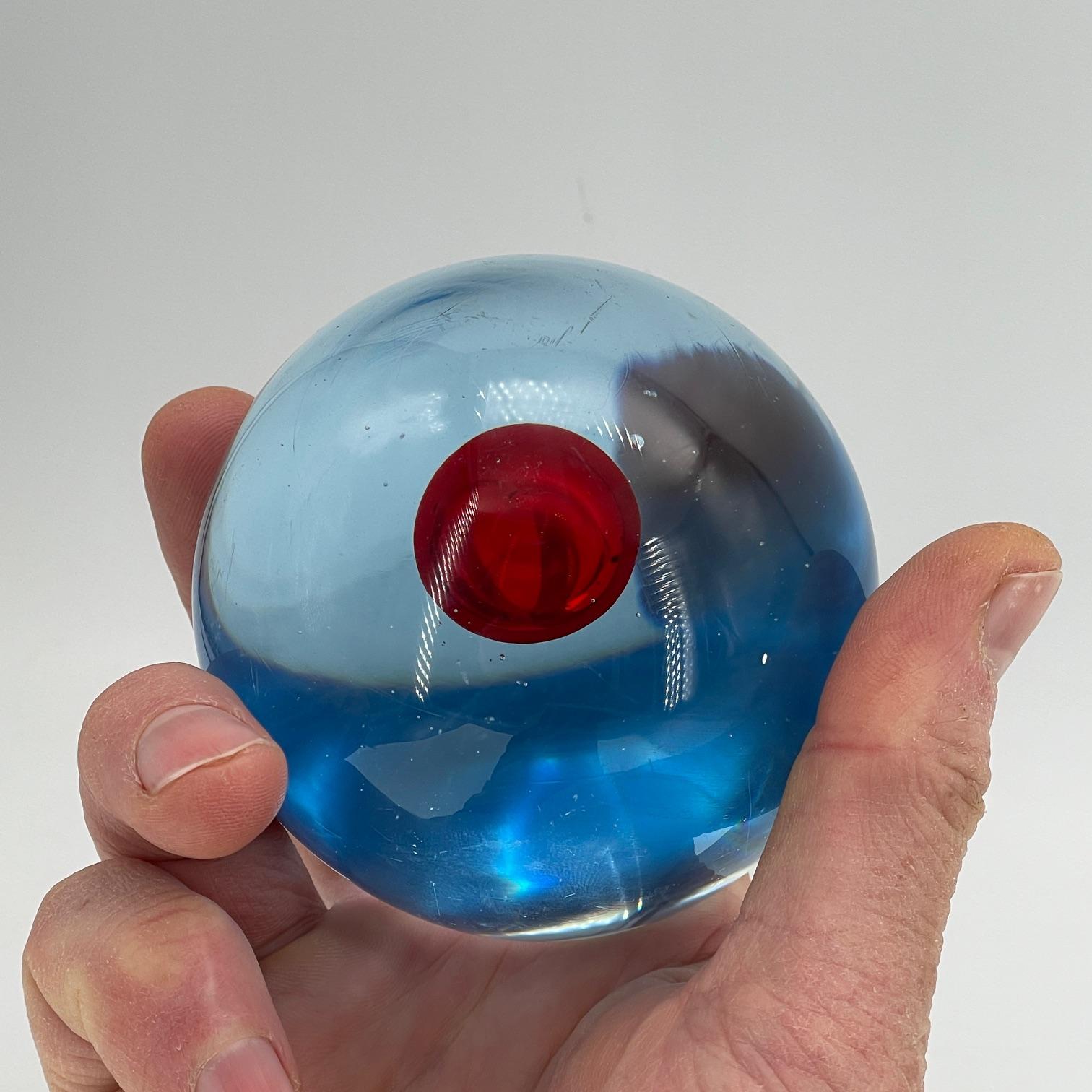 Italiano Occhio Rosso Orbo Cendese AB Murano Fermacarte Scultura Iris Occhio di metà secolo in vendita