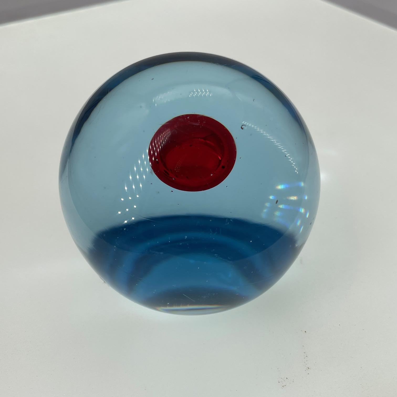 Fatto a mano Occhio Rosso Orbo Cendese AB Murano Fermacarte Scultura Iris Occhio di metà secolo in vendita