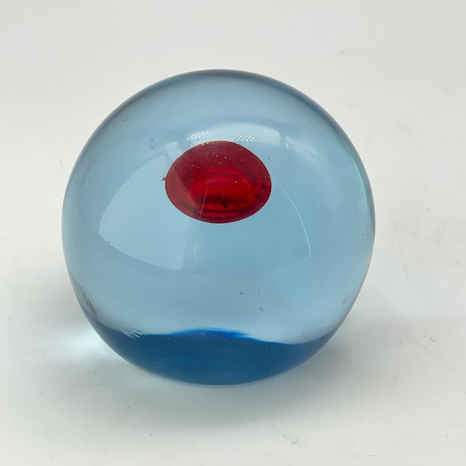 Metà XX secolo Occhio Rosso Orbo Cendese AB Murano Fermacarte Scultura Iris Occhio di metà secolo in vendita
