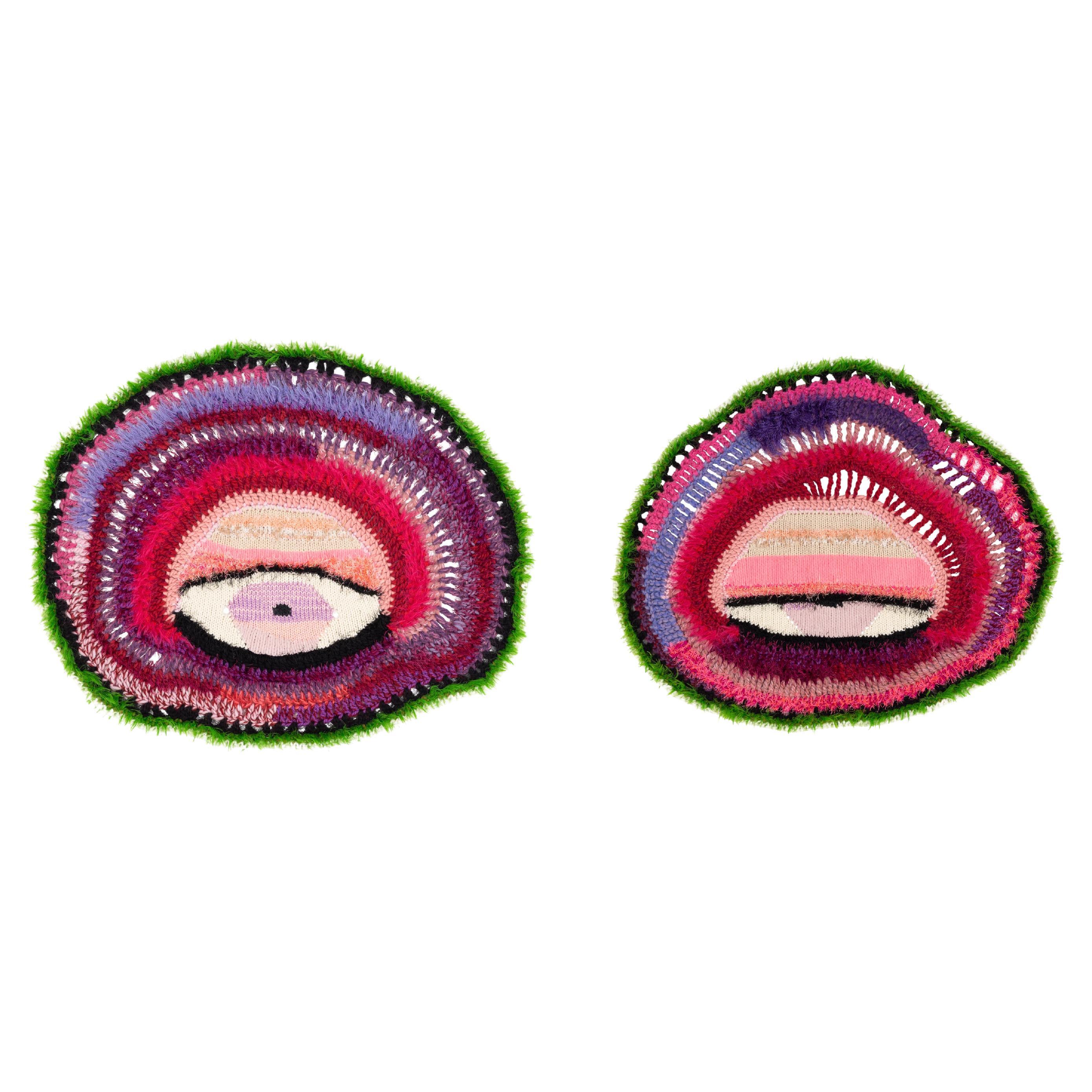 Paar handgefertigte, mehrfarbige Wandbehangs-Strick-/Crochet-Strickarbeiten mit roten Augen