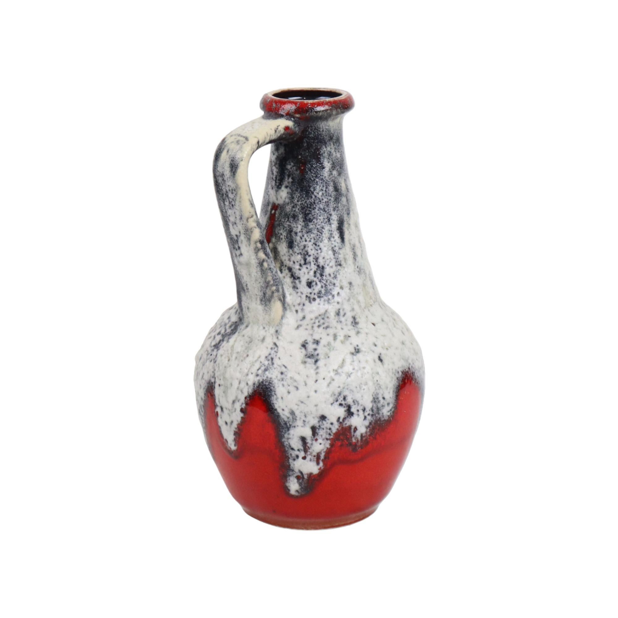 Magnifique vase vintage au design de lave grasse, poterie rouge, noire et blanche émaillée d'Allemagne de l'Ouest, par Bay Keramik, années 60-70, numéroté 67-30 en bas.

L'Allemagne de l'Ouest est en fait un nom collectif pour les céramiques qui