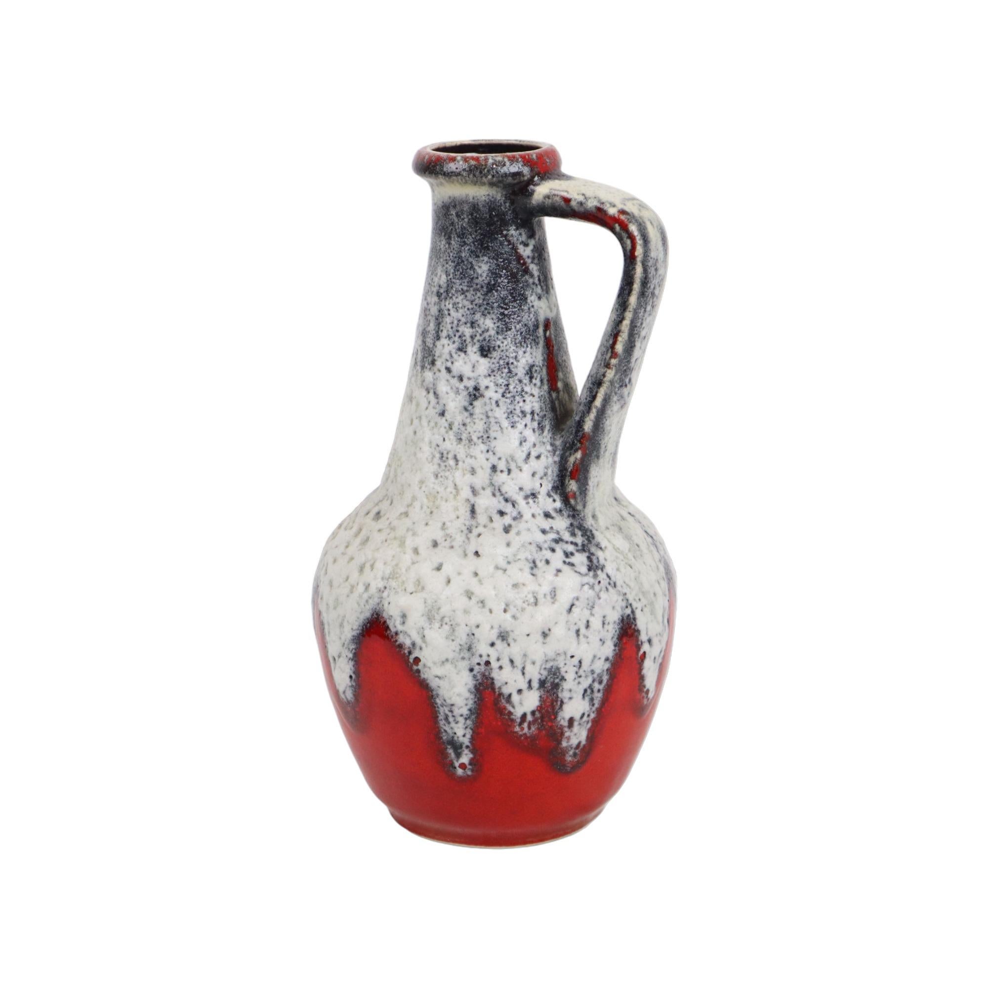 Allemand Vase Bay Keramik Allemagne de l'Ouest à motif de lave grasse rouge 67-30 en vente