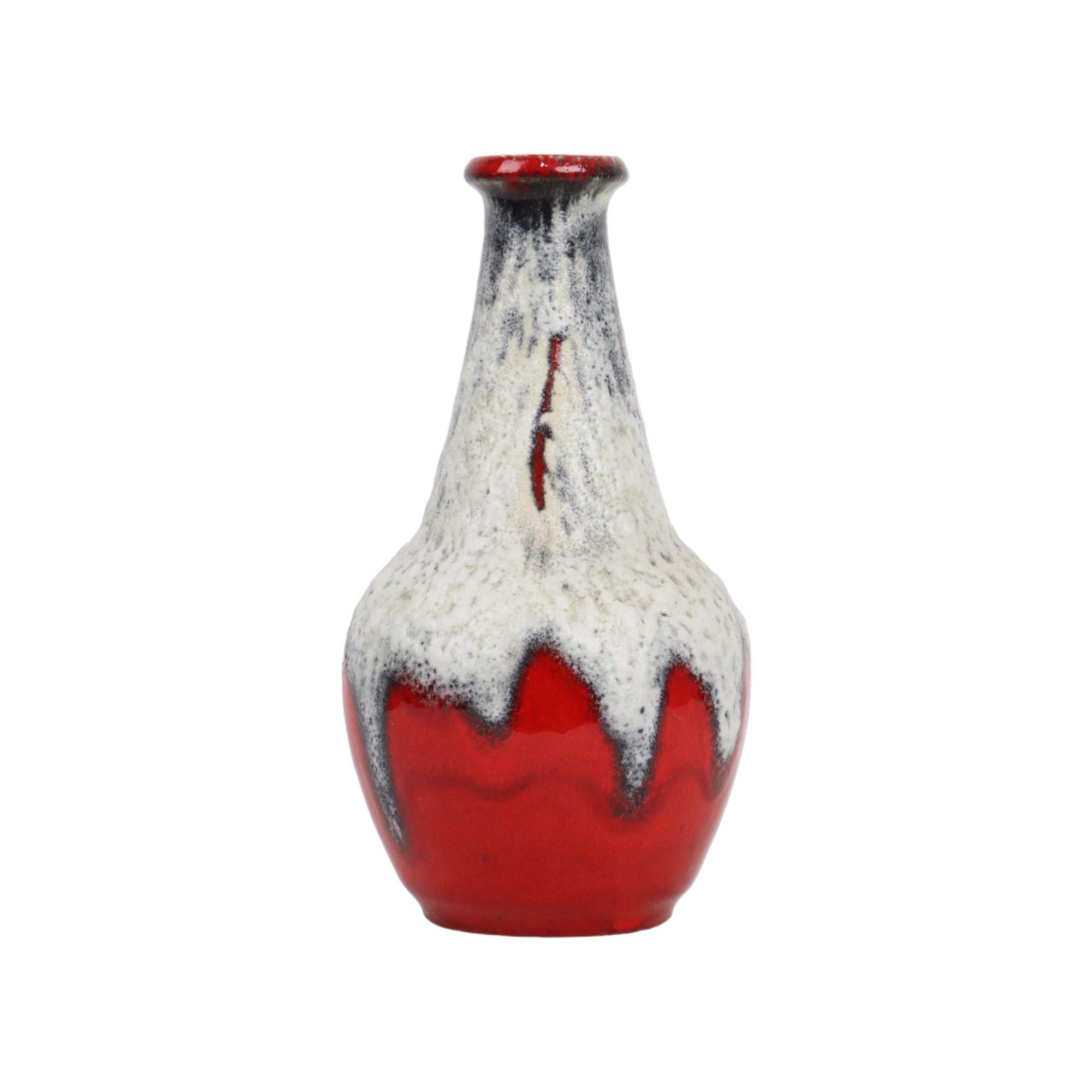 Céramique Vase Bay Keramik Allemagne de l'Ouest à motif de lave grasse rouge 67-30 en vente