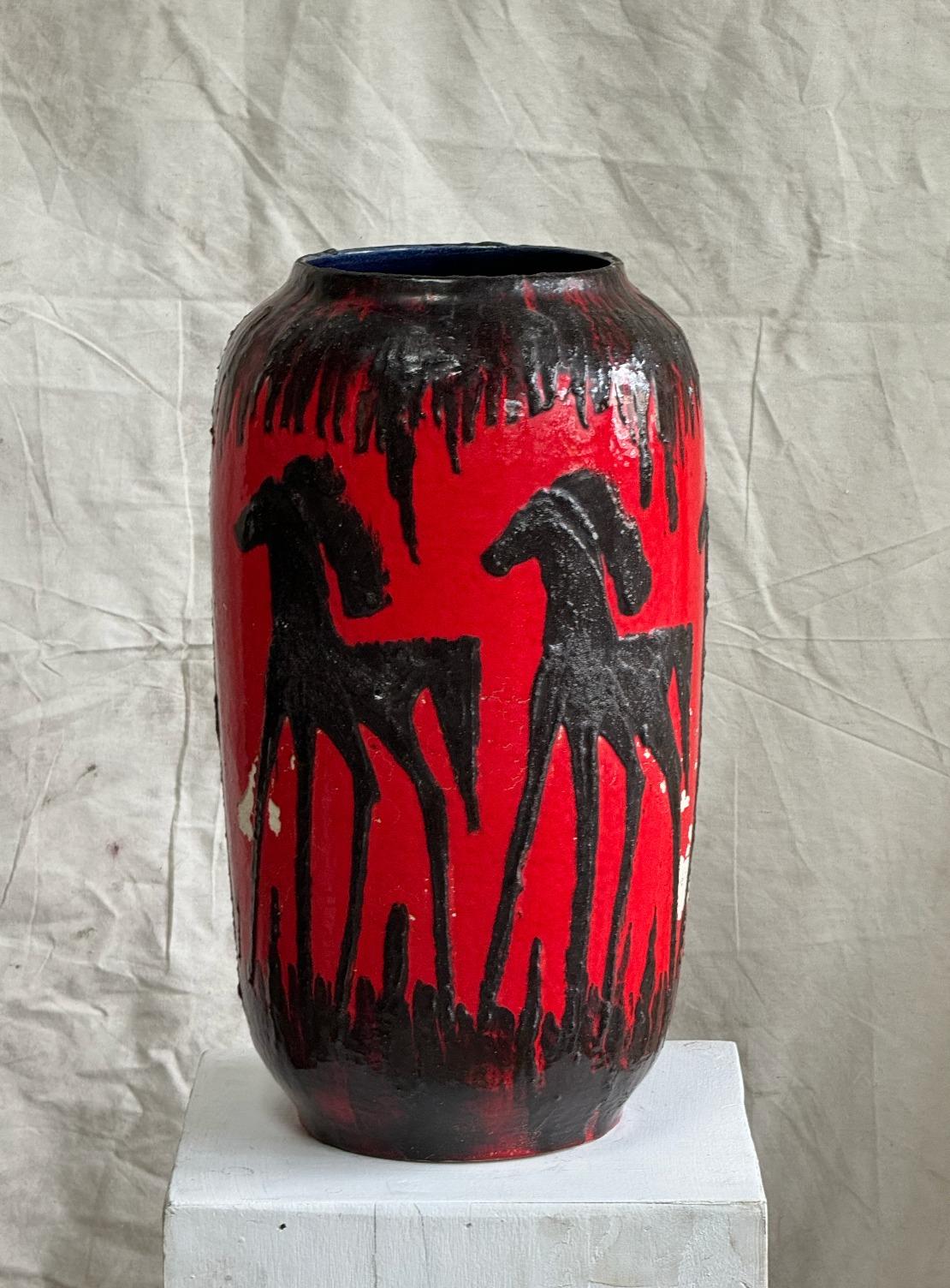 Vaso di cavalli di lava rossa di Scheurich, Germania occidentale, anni '60 in vendita 2