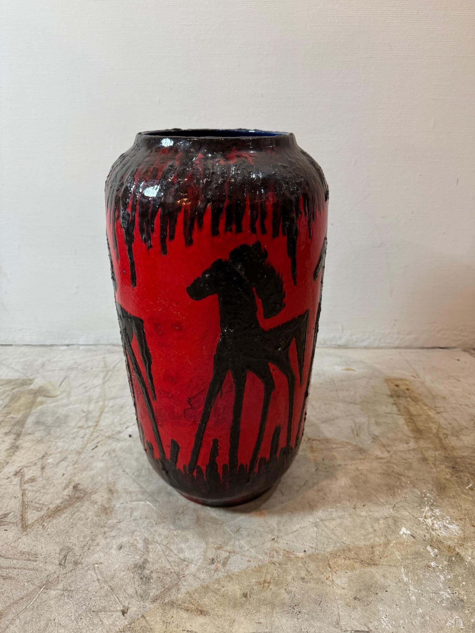Vaso di cavalli di lava rossa di Scheurich, Germania occidentale, anni '60 in vendita 4