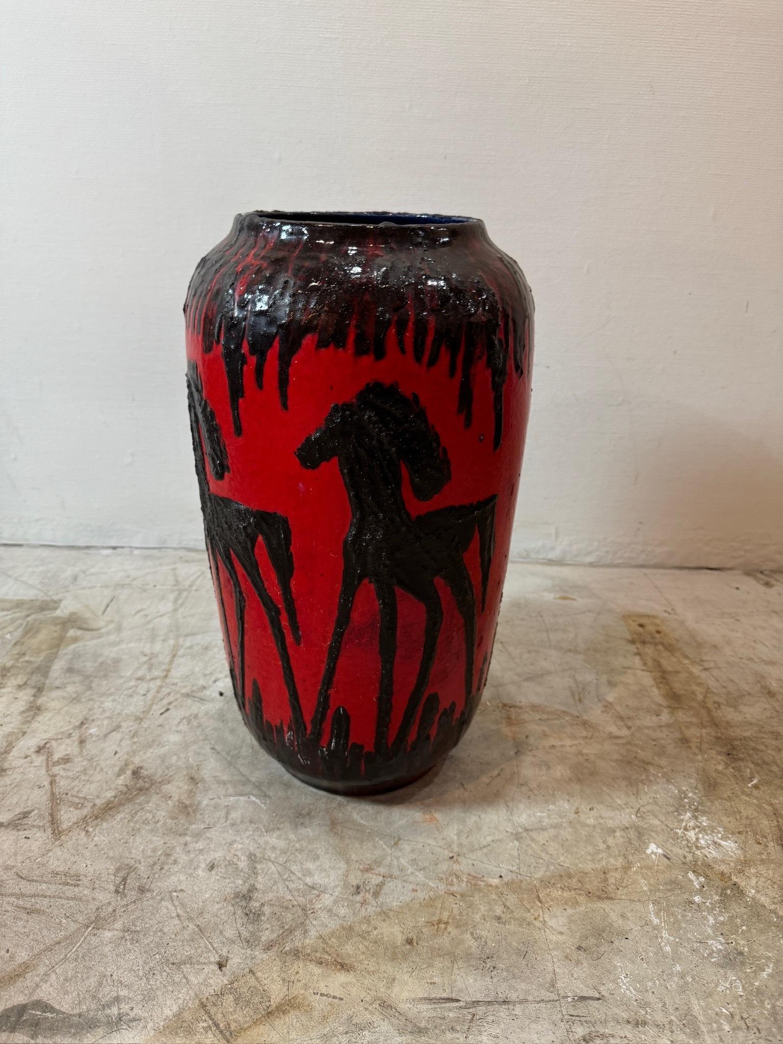Vaso di cavalli di lava rossa di Scheurich, Germania occidentale, anni '60 in vendita 5
