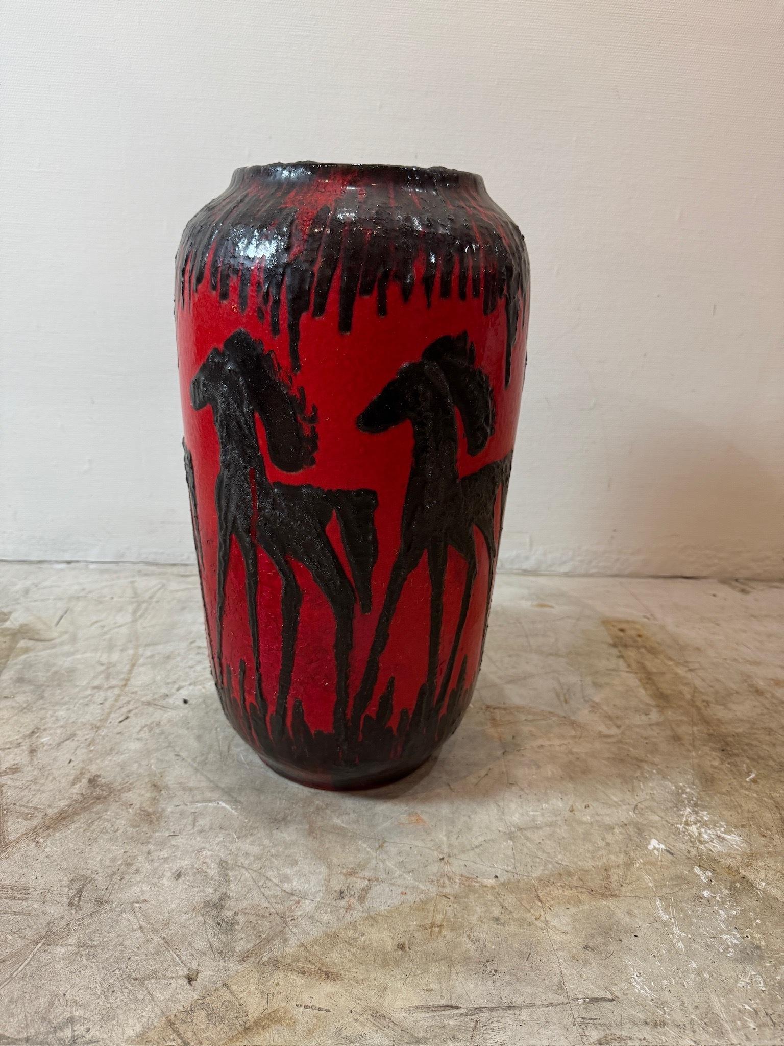 Vaso di cavalli di lava rossa di Scheurich, Germania occidentale, anni '60 in vendita 6