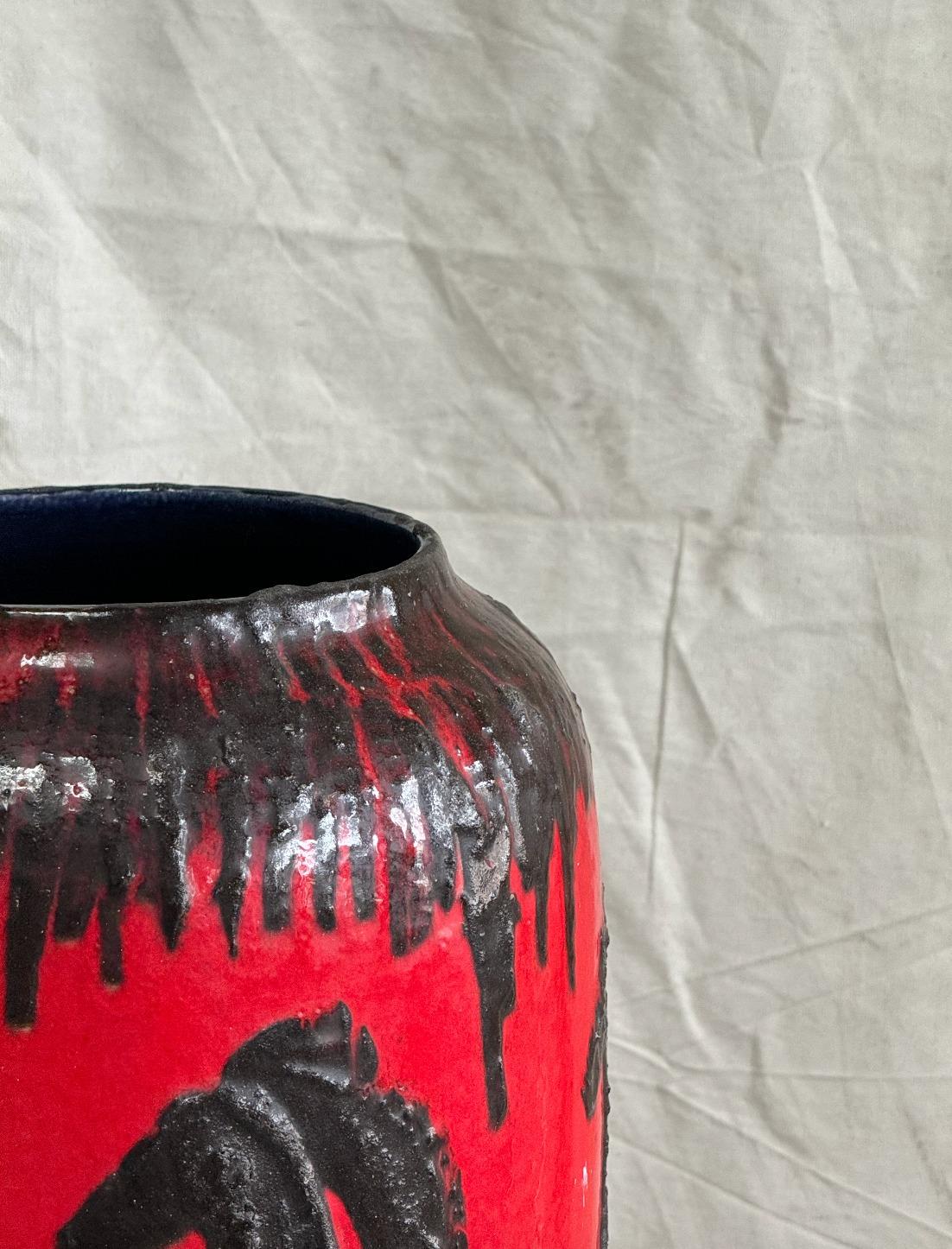 Smaltato Vaso di cavalli di lava rossa di Scheurich, Germania occidentale, anni '60 in vendita