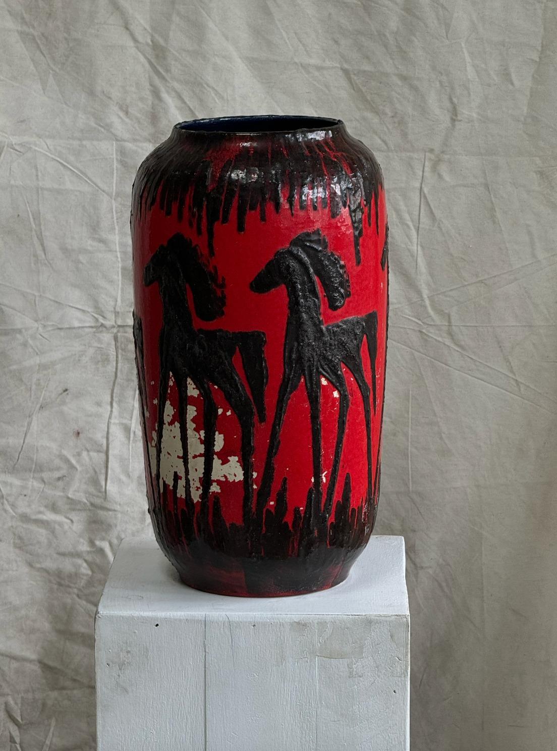 Metà XX secolo Vaso di cavalli di lava rossa di Scheurich, Germania occidentale, anni '60 in vendita