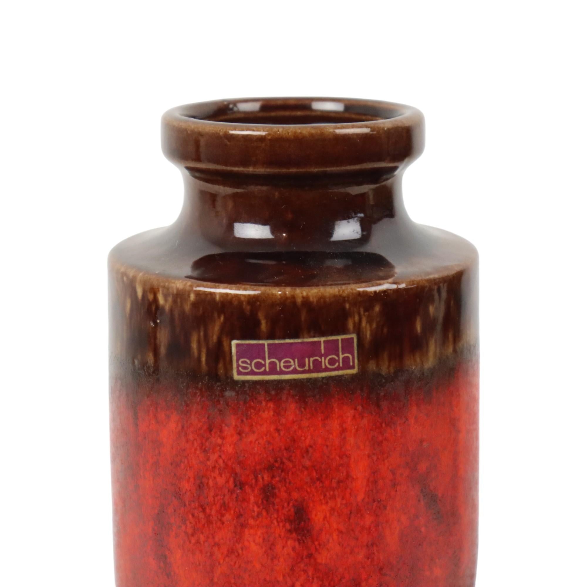 Bellissimo vaso con smalto a goccia di lava grassa, realizzato in ceramica smaltata rossa, beige e marrone, terracotta della Germania Ovest da Scheurich negli anni '60, numerato sul fondo 203-26.

Germania Ovest era in realtà un nome collettivo per
